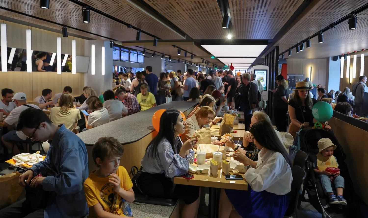 زوار يتناولون الطعام في أحد المطاعم بموسكو (أرشيفية - رويترز)