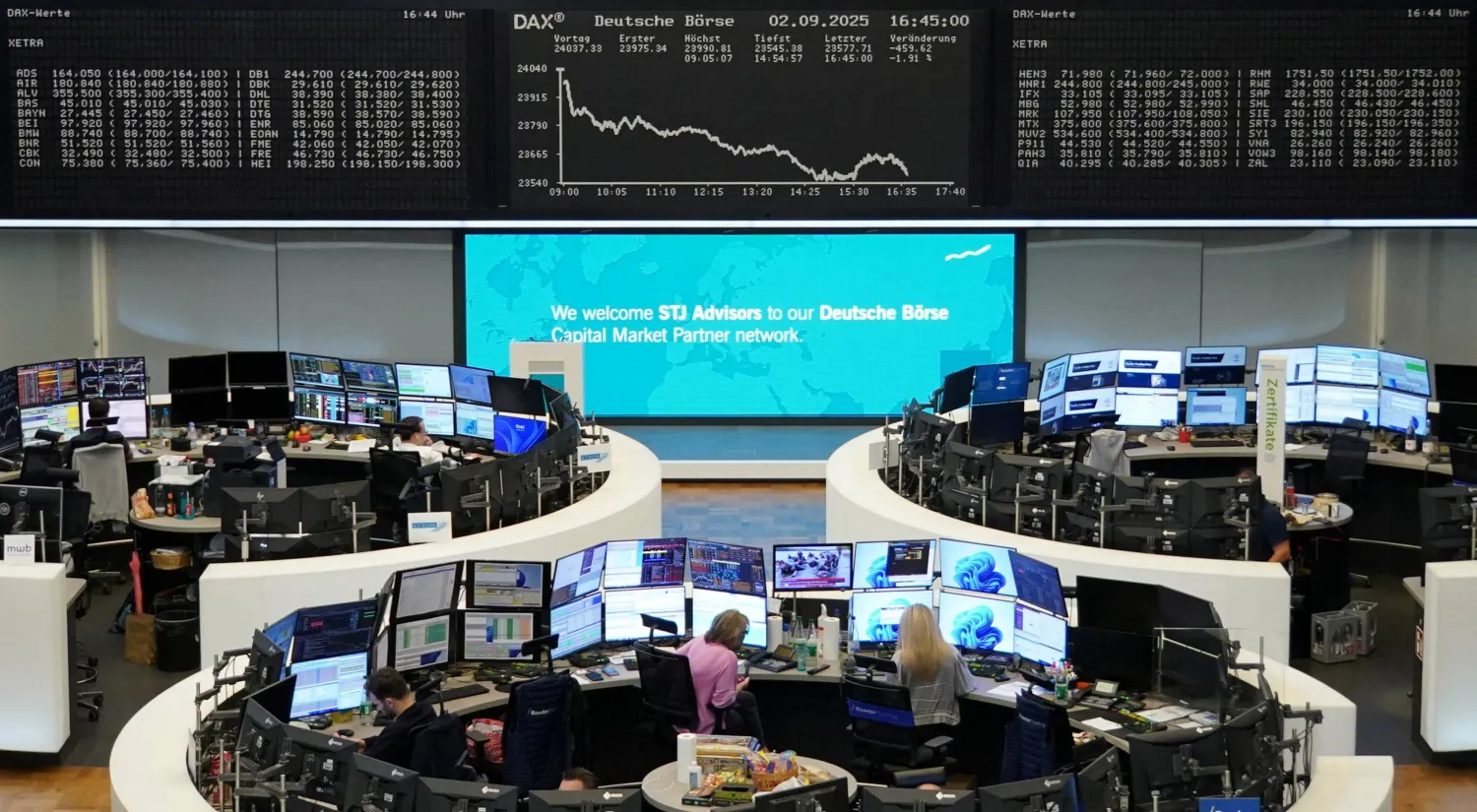 رسم بياني لمؤشر الأسهم الألماني «داكس» ببورصة فرنكفورت (رويترز)