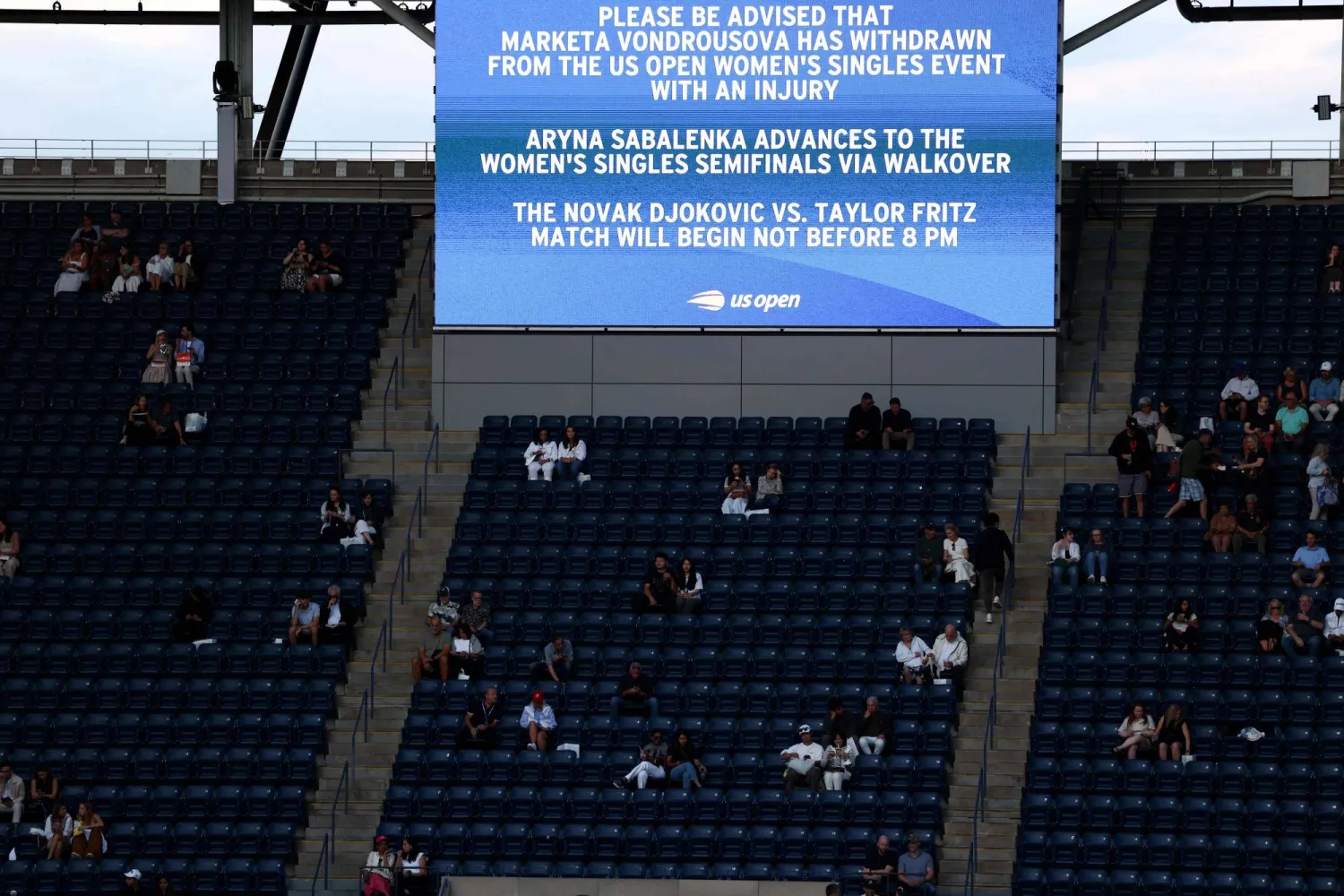 فوندروسوفا انسحبت بسبب الإصابة لتهدي سابالينكا بطاقة التأهل إلى الدور قبل النهائي (أ.ف.ب)