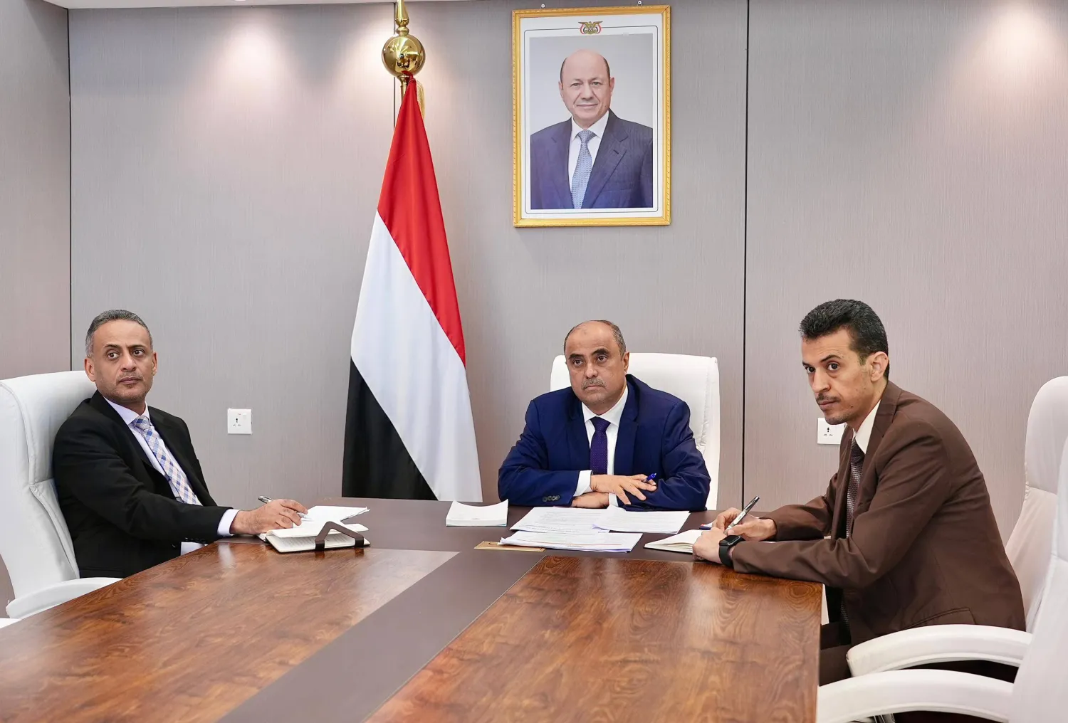 رئيس الوزراء اليمني سالم بن بريك خلال اجتماعه مرئياً مع مسؤولي صندوق النقد الدولي (سبأ)