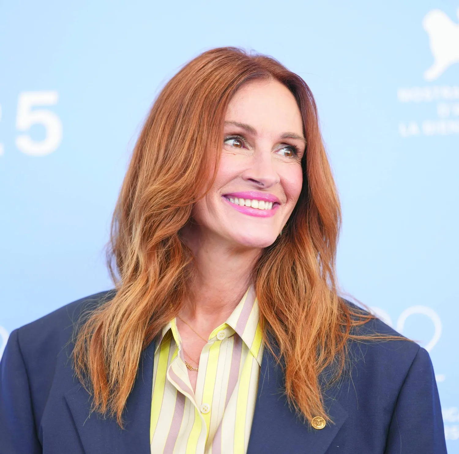 
الممثلة الأميركية جوليا روبرتس خلال جلسة تصوير خاصة بفيلم «بعد الصيد» ضمن مهرجان «البندقية السينمائي» في إيطاليا (أ.ب)