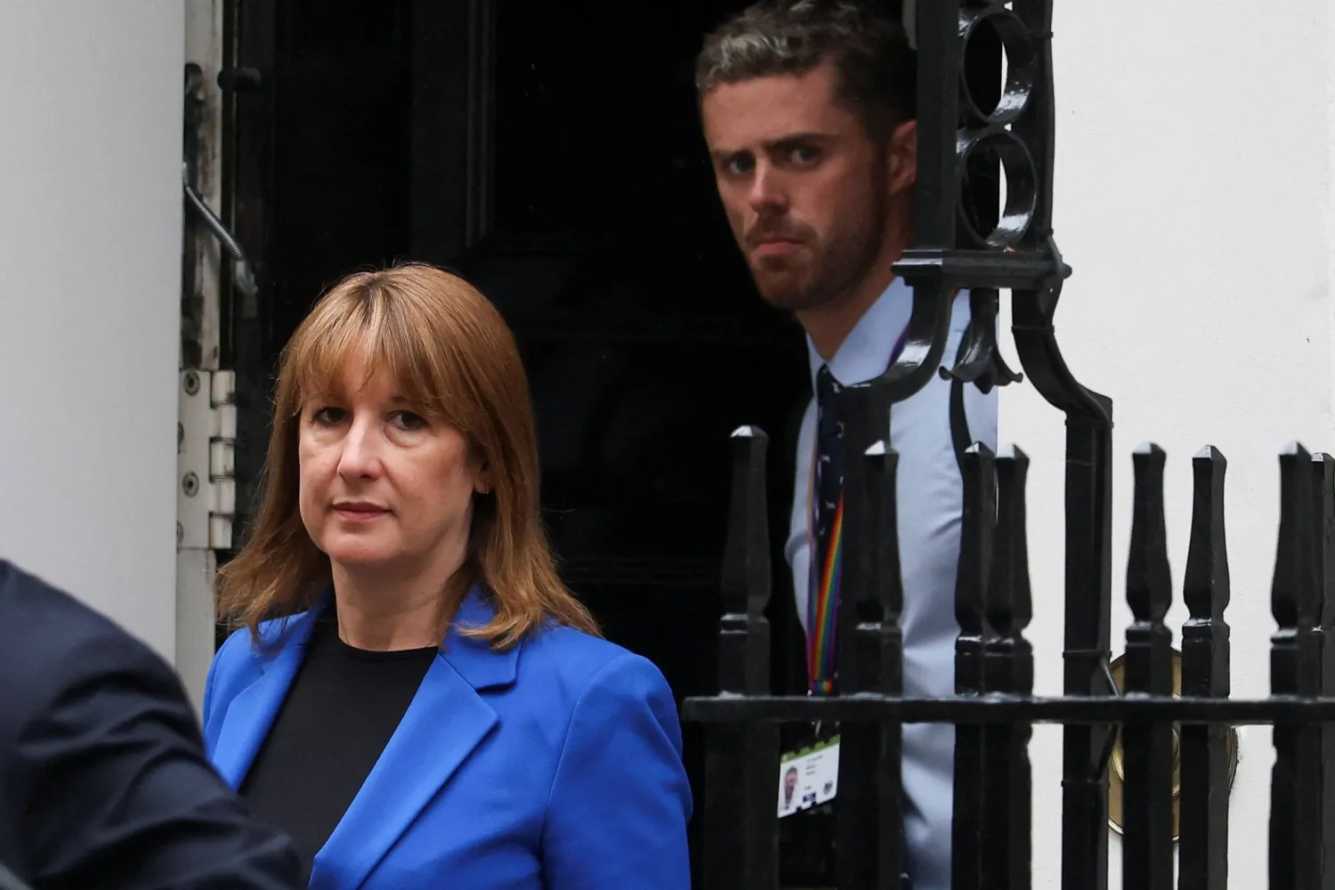 وزيرة المالية البريطانية راشيل ريفز لدى مغادرتها مقر رئاسة الوزراء في «10 داونينغ ستريت»... (رويترز)