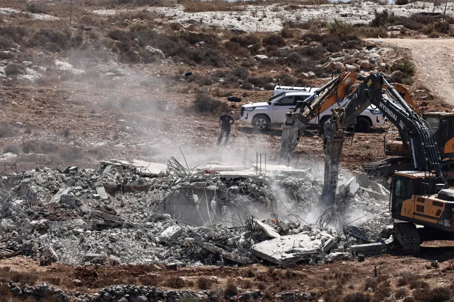 İsrail işgal ordusunun buldozerleri, işgal altındaki Batı Şeria'nın Ramallah kentindeki bir köyde Filistinlilerin evlerini yıktı. (AFP)