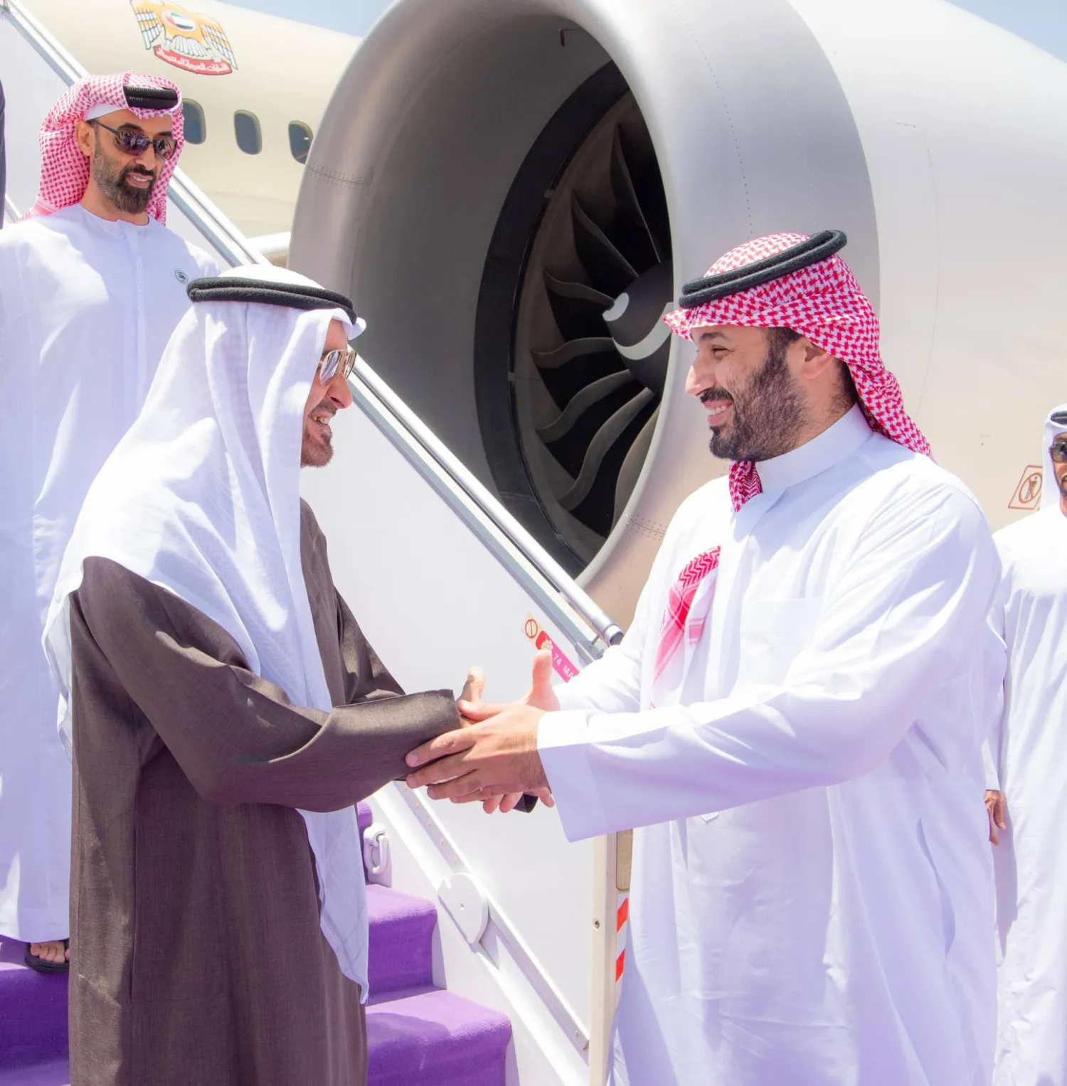 ولي العهد السعودي الأمير محمد بن سلمان مستقبلاً الرئيس الإماراتي الشيخ محمد بن زايد لدى وصوله إلى الرياض الأربعاء (واس)