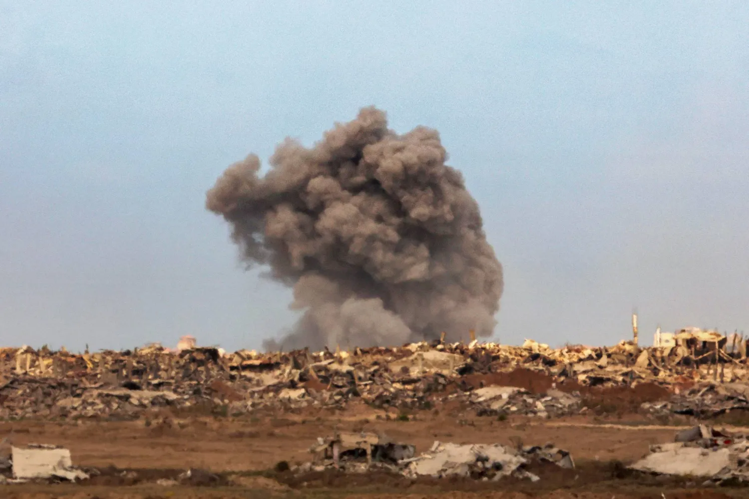 تصاعد دخان خلال غارة إسرائيلية على قطاع غزة الفلسطيني (أ.ف.ب)