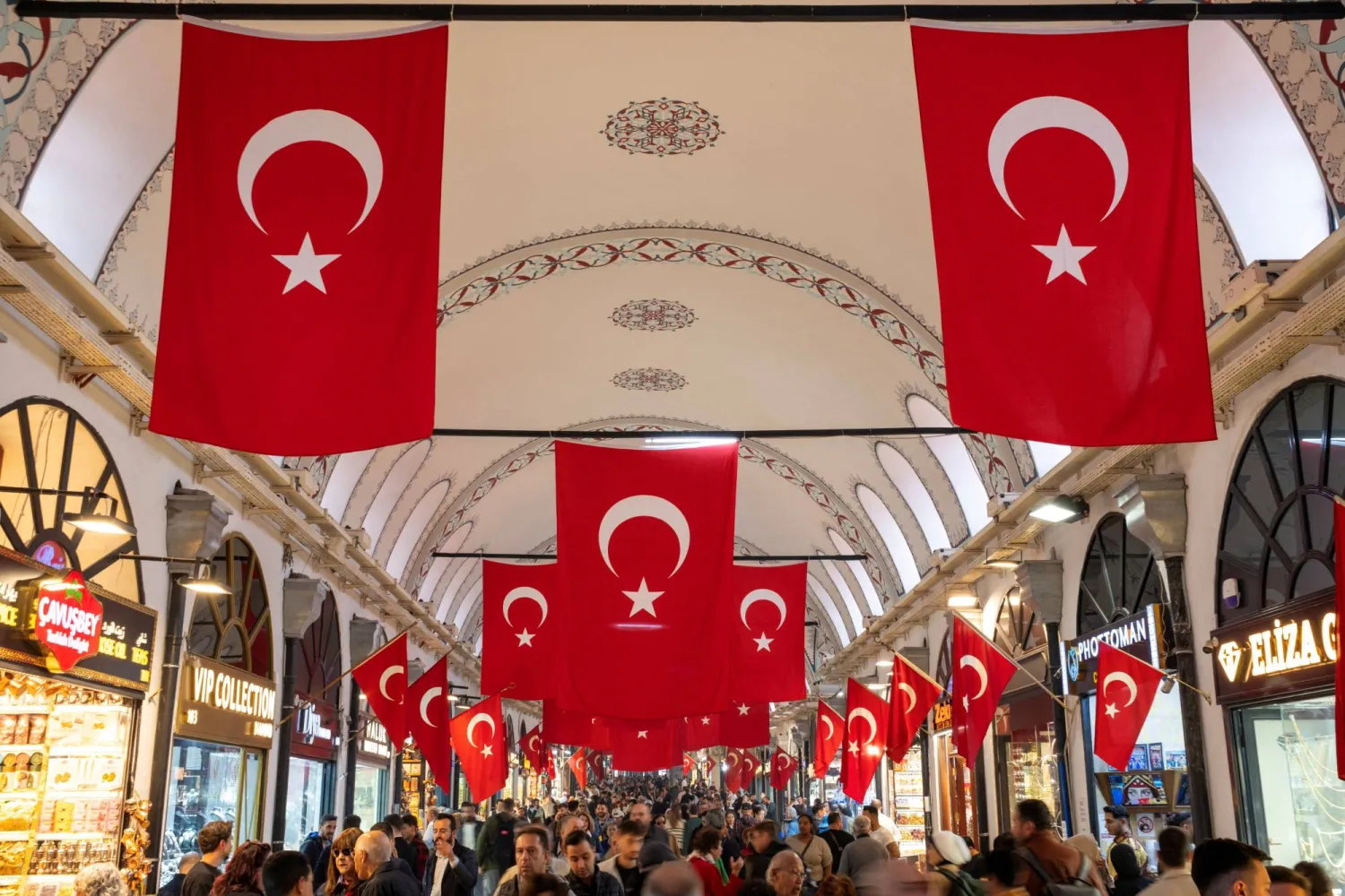 أشخاص يتجولون في البازار الكبير التاريخي في إسطنبول (رويترز)