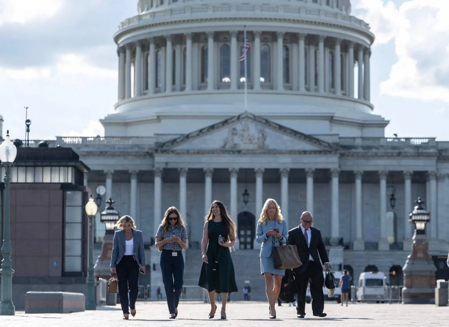 إحدى ضحايا إبستين تيريزا هيلم تغادر الكونغرس بعد حديثها مع لجنة المراقبة في مجلس النواب 2 سبتمبر 2025 (أ.ف.ب)