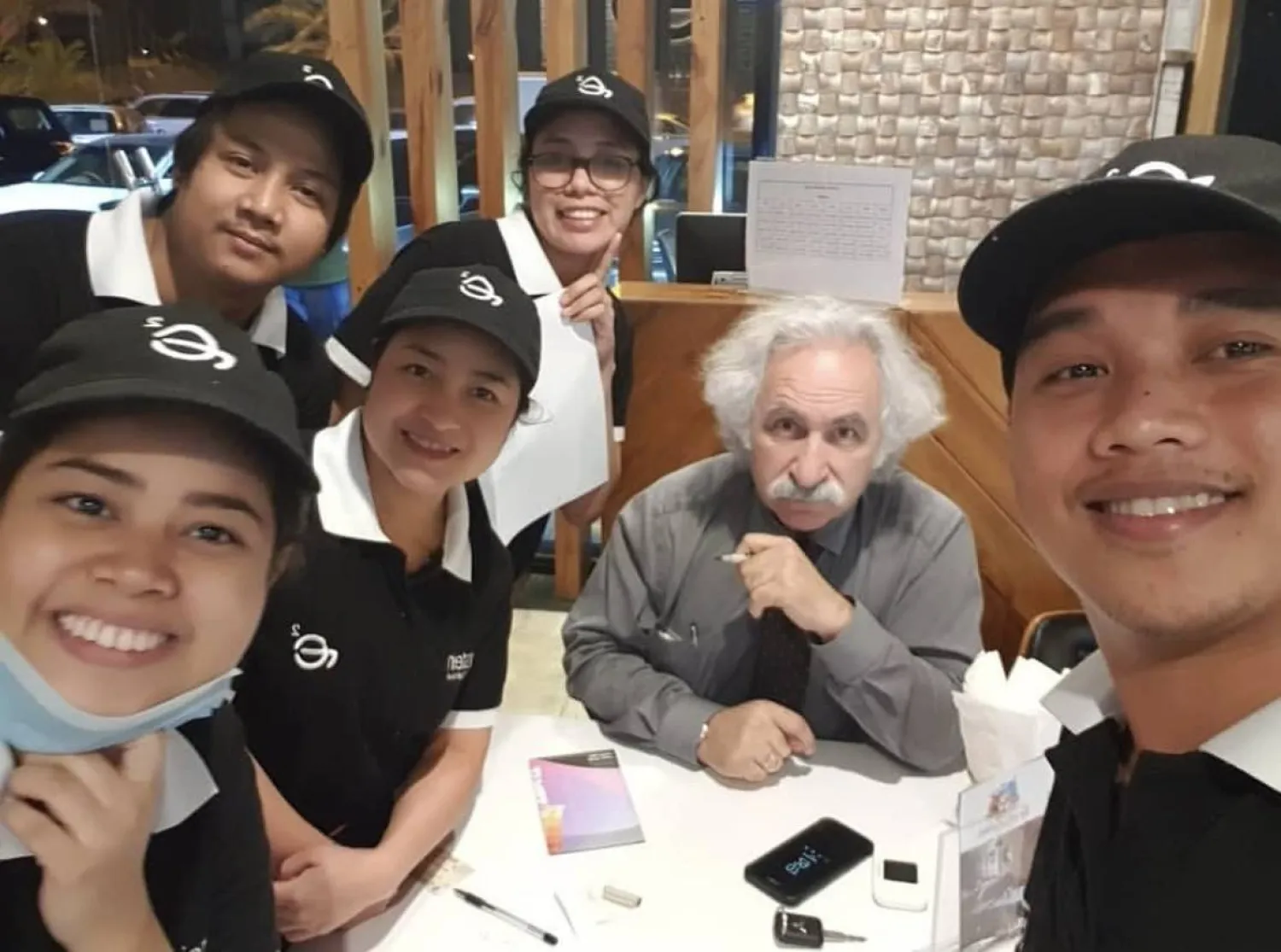 يستوقفونه أينما كان لالتقاط صورة تذكارية معه (شوقي شلق)