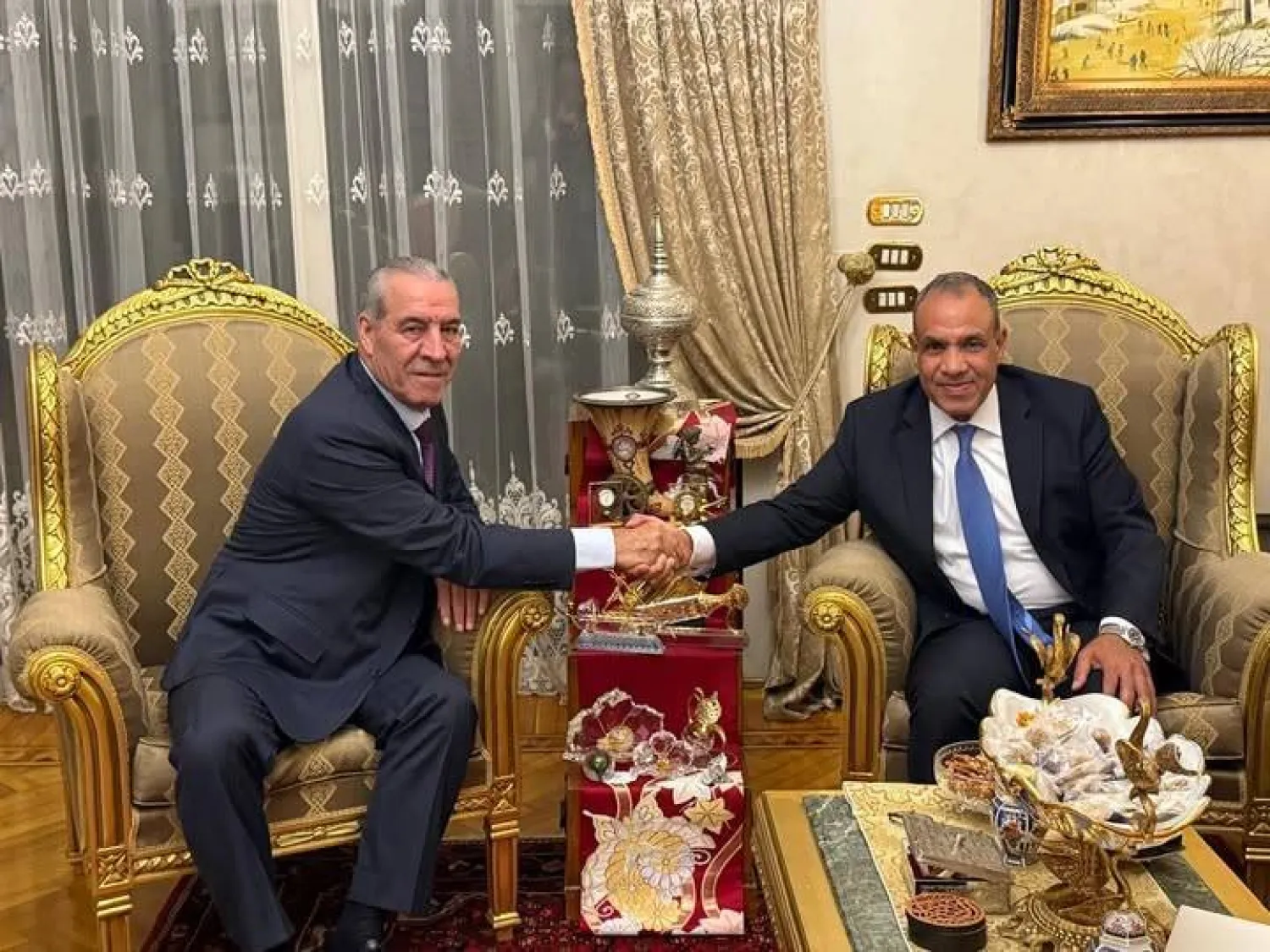 وزير‎ الخارجية المصري خلال محادثات مع نائب الرئيس الفلسطيني في القاهرة (الخارجية المصرية)