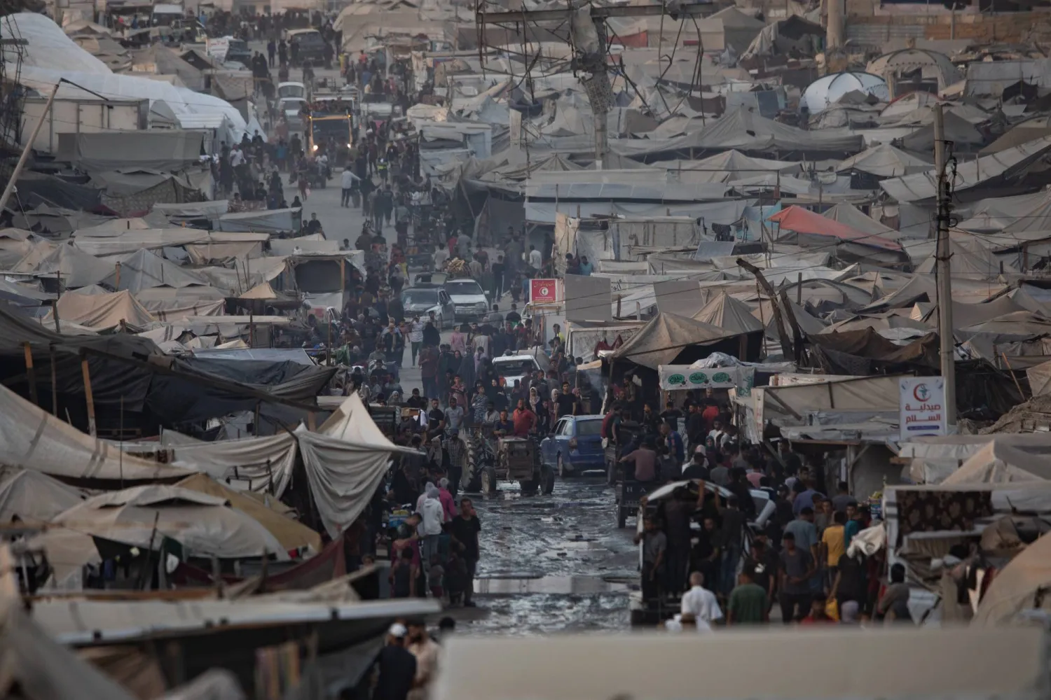 فلسطينيون ينزحون من شمال قطاع غزة مع أمتعتهم إلى مخيم للنازحين على طول شارع الرشيد غرب مدينة غزة يوم الثلاثاء الماضي (إ.ب.أ)