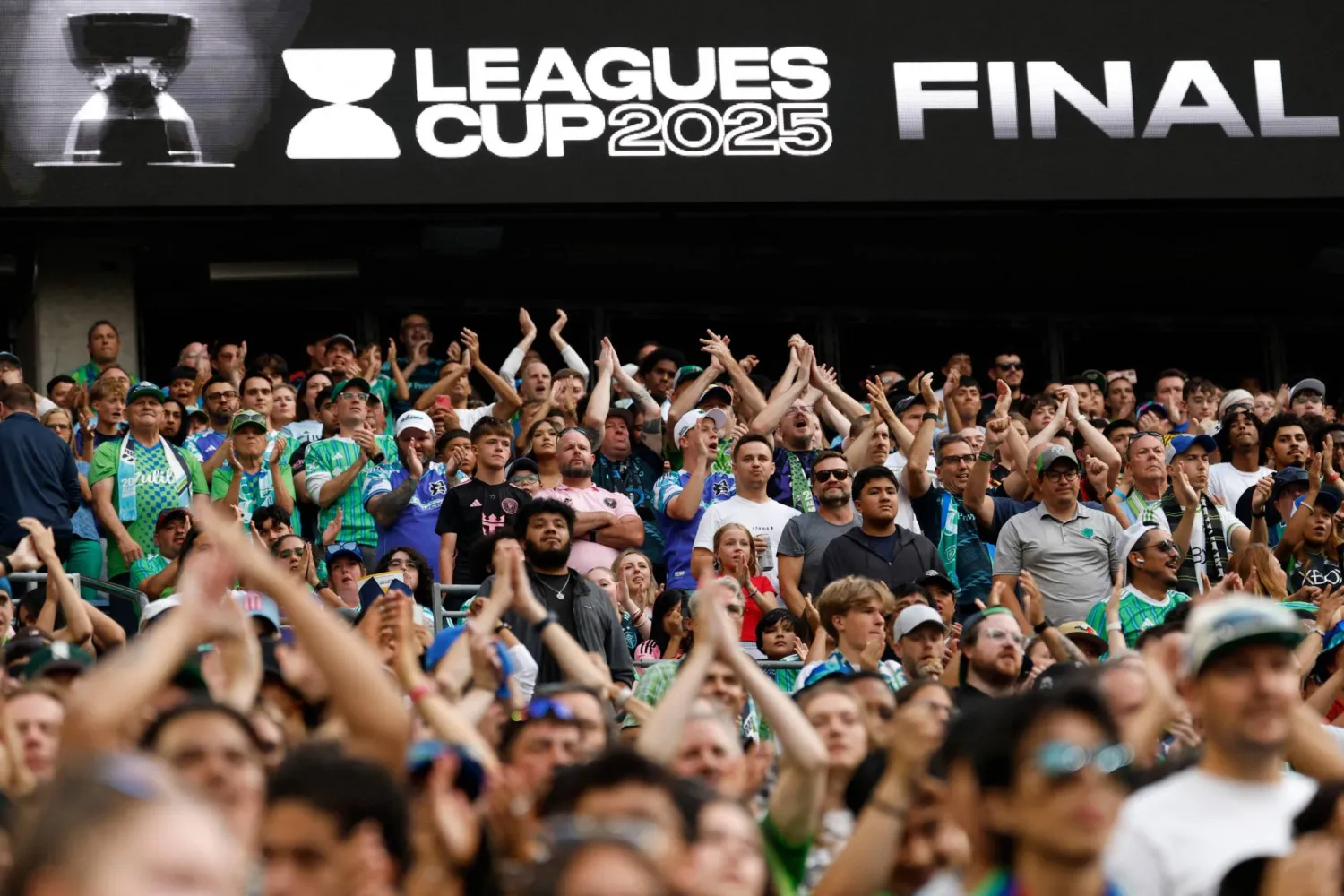 أصدرت روابط المشجعين في أوروبا بياناً لاذعاً شارك في توقيعه المئات من روابط المشجعين من مختلف أنحاء القارة (إ.ب.أ)