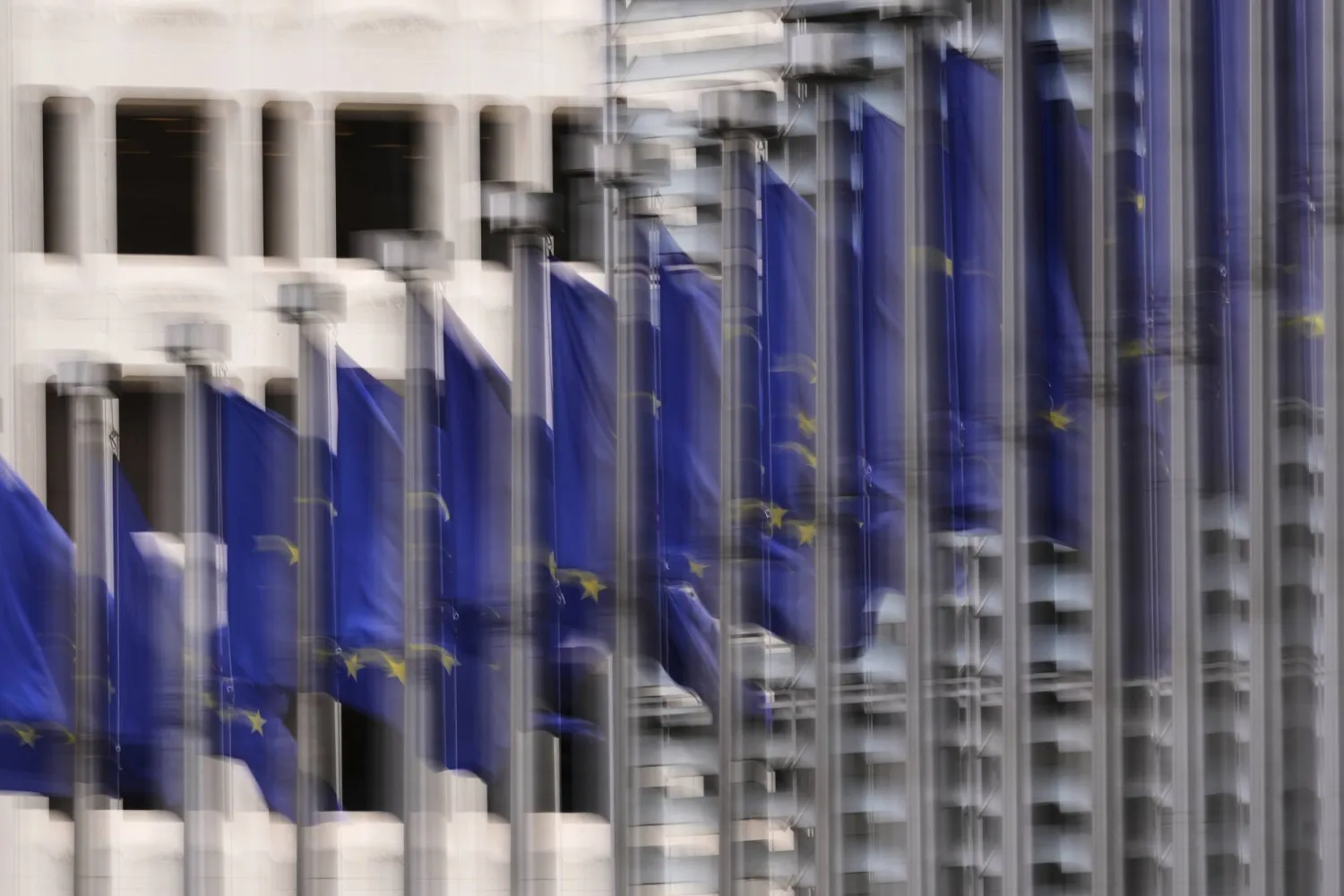 أعلام الاتحاد الأوروبي خارج مقره في بروكسل (أ.ب)