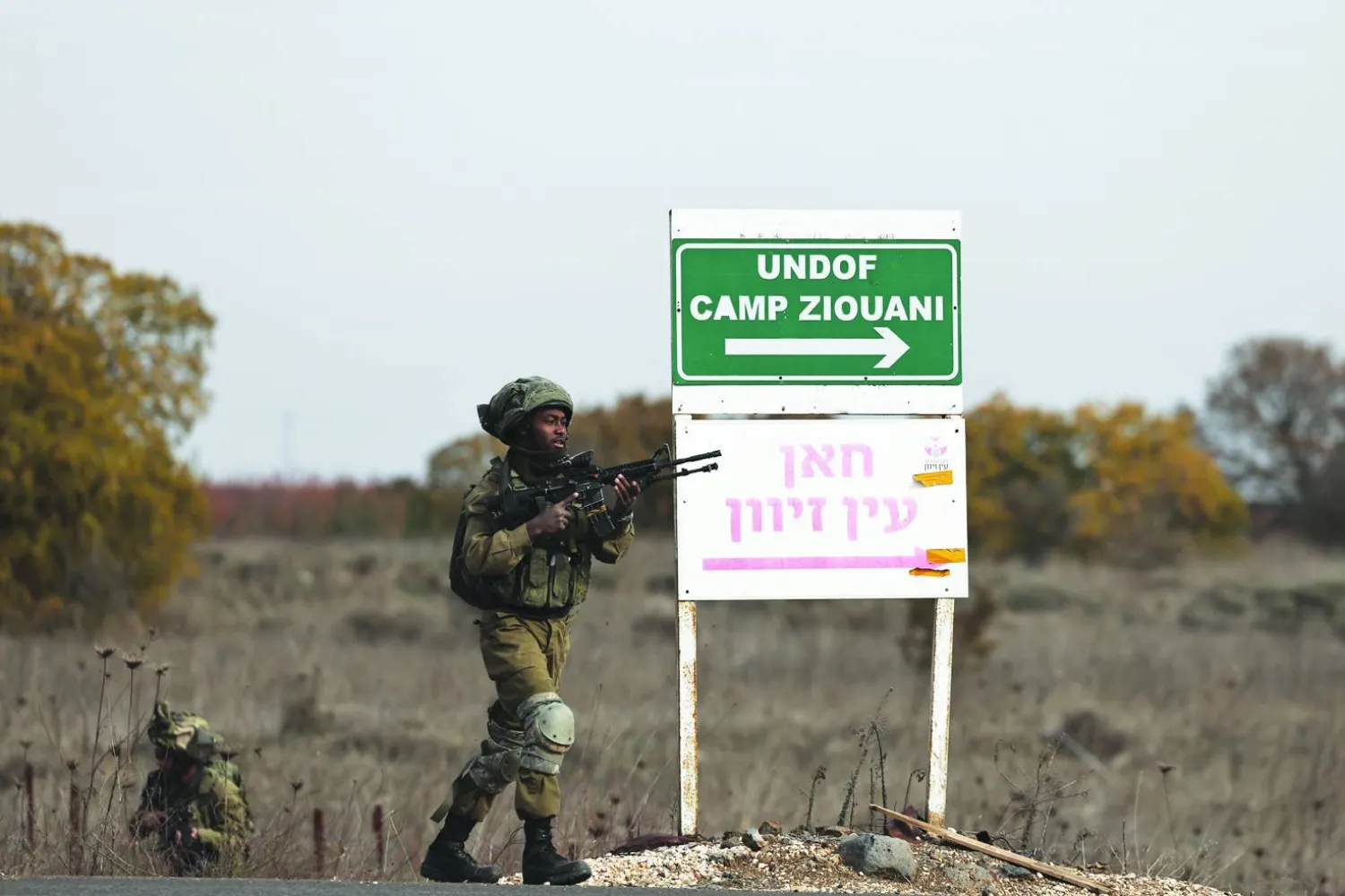 جندي إسرائيلي قرب موقع مراقبي الأمم المتحدة (أندوف) في معبر القنيطرة بالجولان 7 ديسمبر (إ.ب.أ)