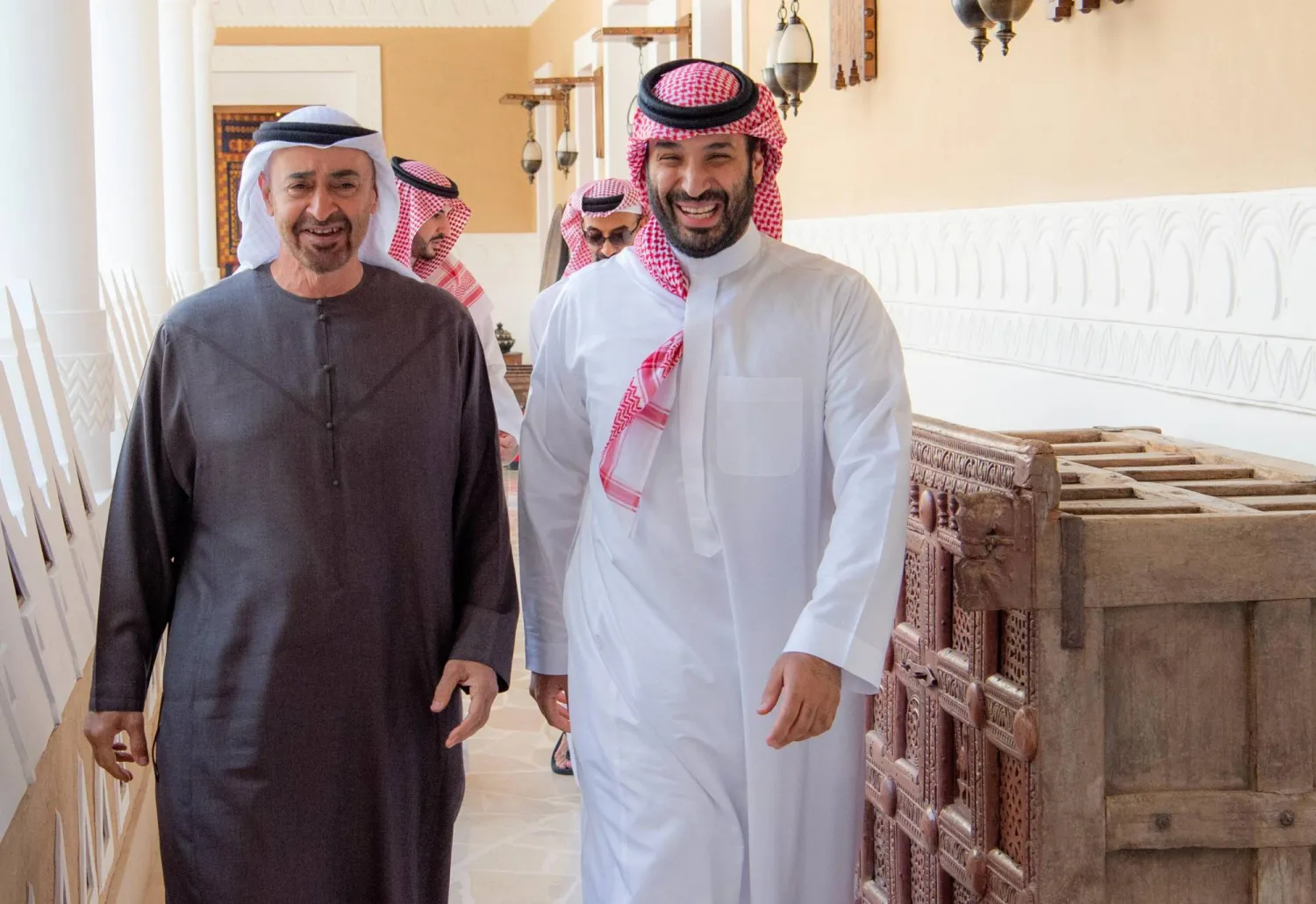 ولي العهد السعودي لدى استقباله الرئيس الإماراتي في العاصمة الرياض الأربعاء (واس)