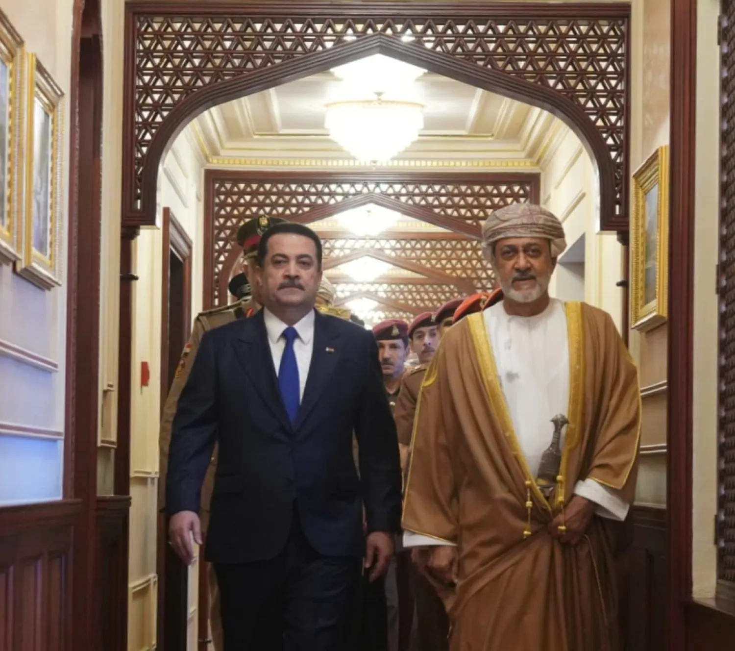 السلطان هيثم بن طارق لدى استقباله محمد شياع السوداني في «قصر الحصن» بصلالة (المكتب الإعلامي لرئيس الوزراء العراقي)