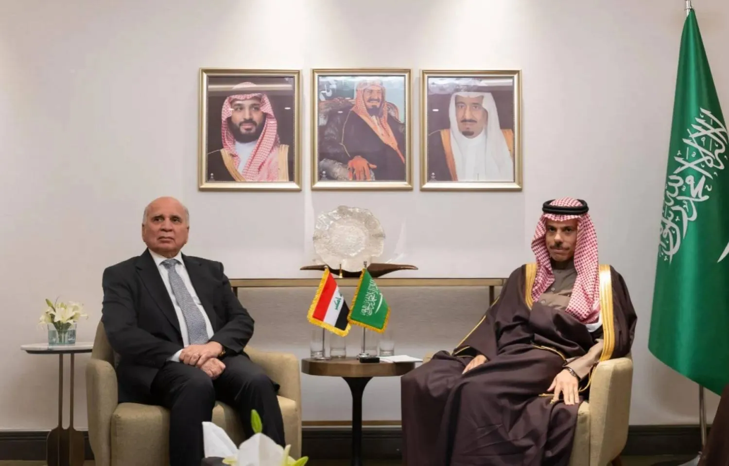 الأمير فيصل بن فرحان والدكتور فؤاد حسين خلال لقاء سابق في الرياض (واس)