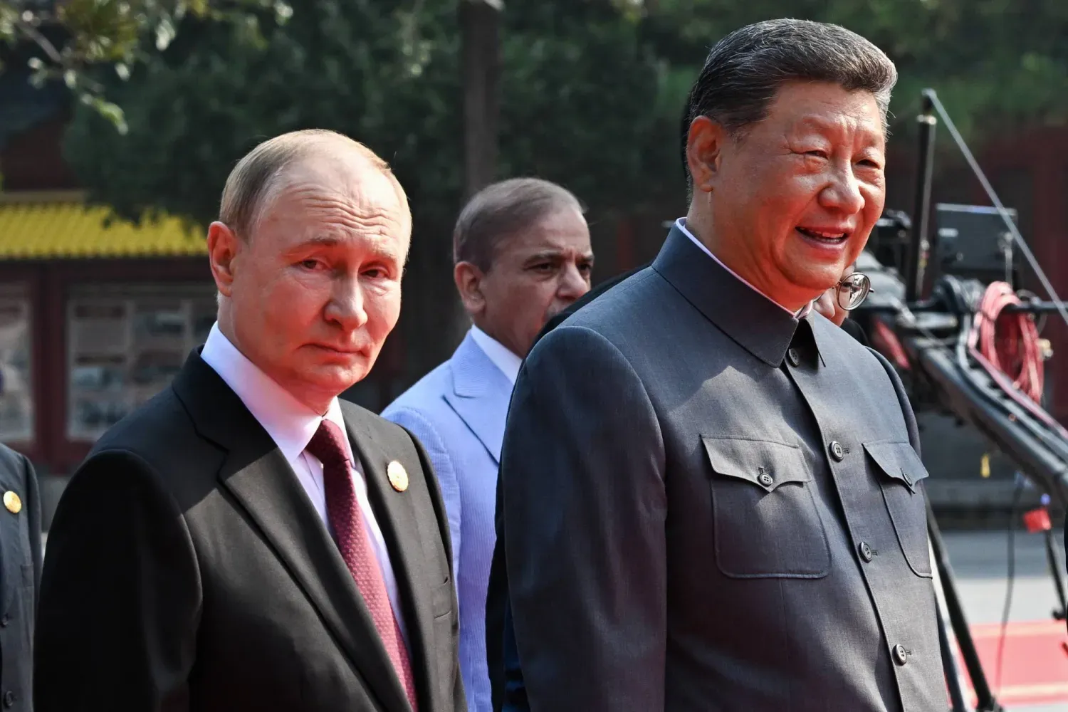 Rusya Devlet Başkanı Vladimir Putin, Çinli mevkidaşı Şi Cinping ile Pekin'de yürüyor (DPA)