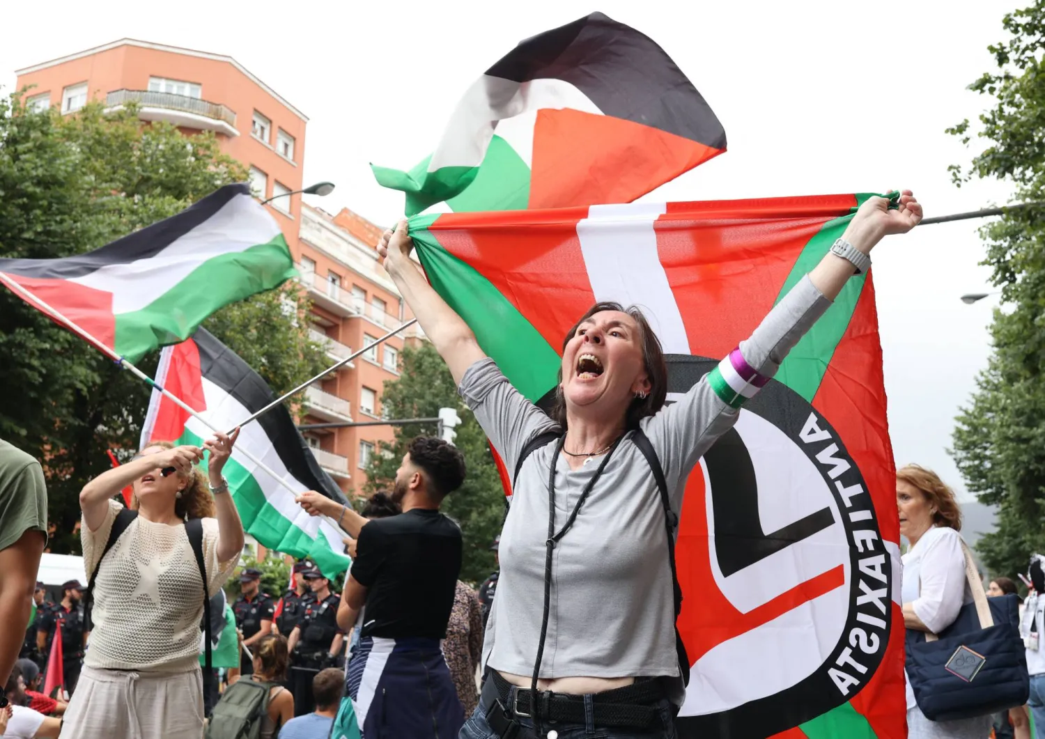 كان بعضهم يحاول اختراق الحواجز (رويترز)