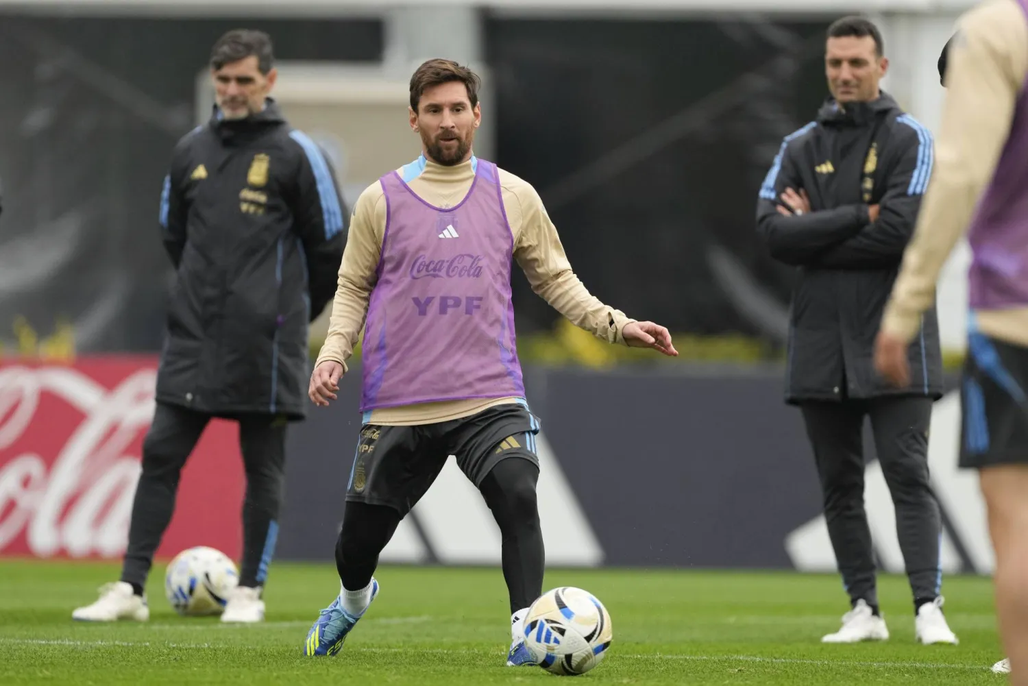 ميسي شارك في تدريبات منتخب الارجنتين بشكل طبيعي رغم تلميحاته بالإعتزال الدولي (اب)