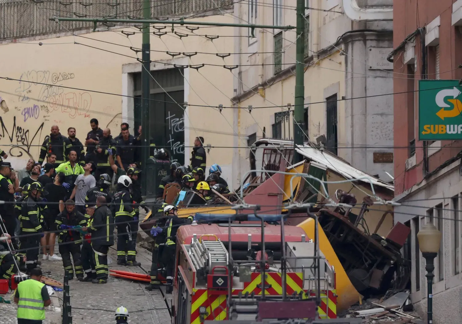 Polis ve itfaiye Lizbon'daki kaza mahallinde çalışıyor (AFP)