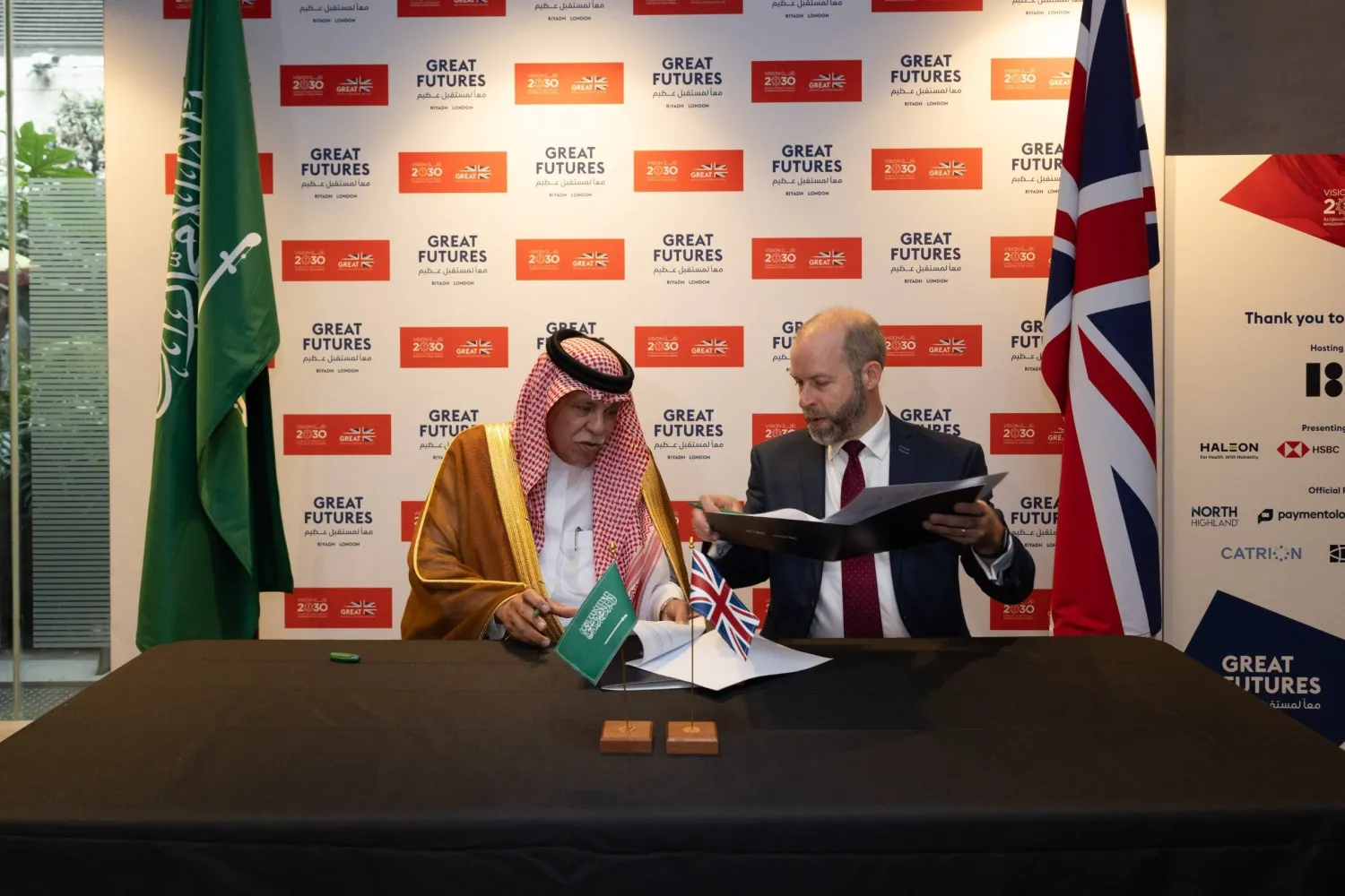 الوزير القصبي ونظيره البريطاني جوناثان رينولدز خلال توقيع اتفاقات (إكس)