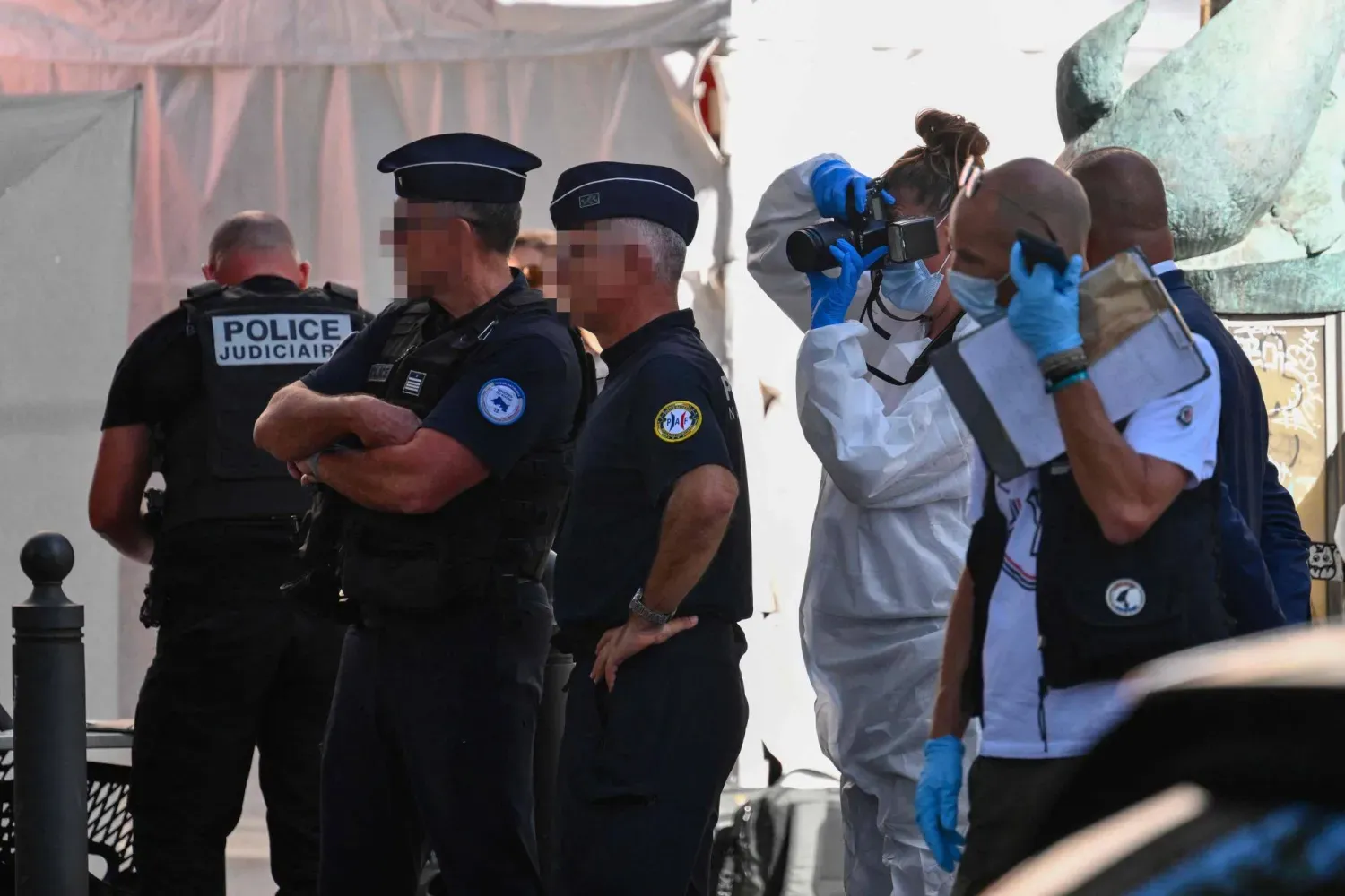 Ceza soruşturma departmanı, Fransız polisinin Marsilya merkezinde beş kişiyi bıçakladığı şüphesi ile bir adamı vurduğu olay yerinde çalışıyor (AFP)