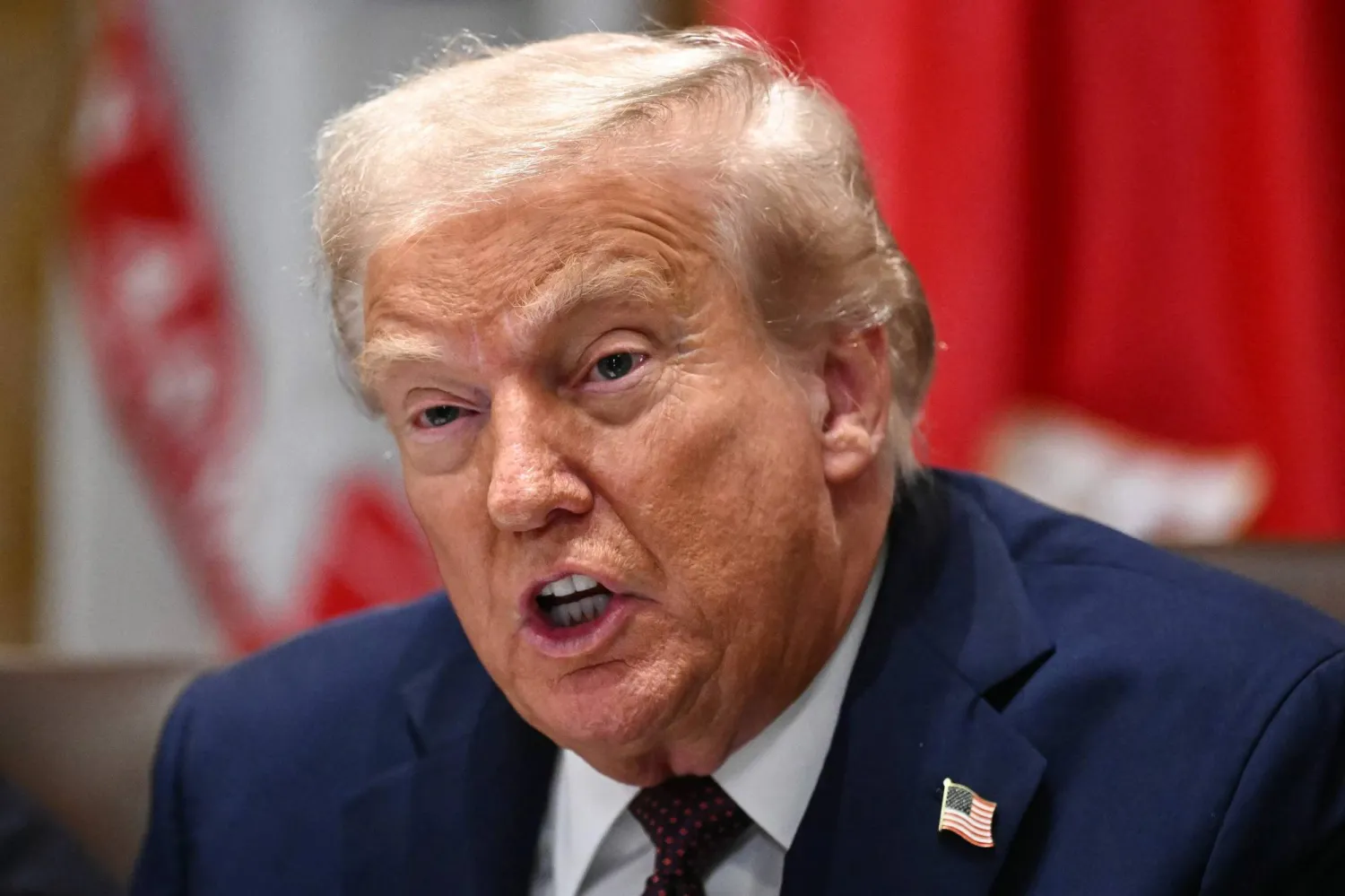 الرئيس الأميركي دونالد ترمب يتحدث خلال اجتماع وزاري في قاعة مجلس الوزراء بالبيت الأبيض (أ.ف.ب)