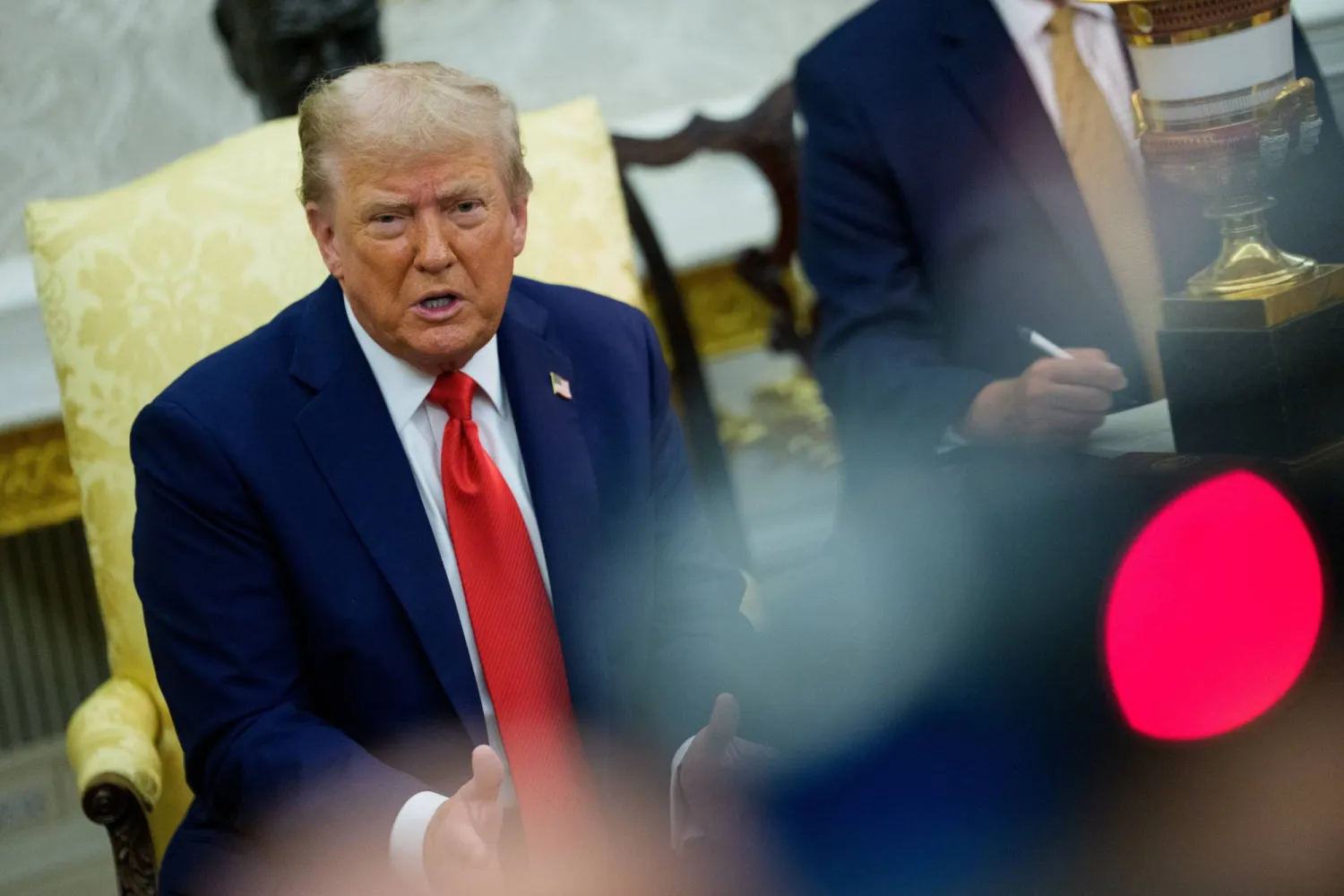 الرئيس الأميركي دونالد ترمب يحضر اجتماعاً في البيت الأبيض (إ.ب.أ)