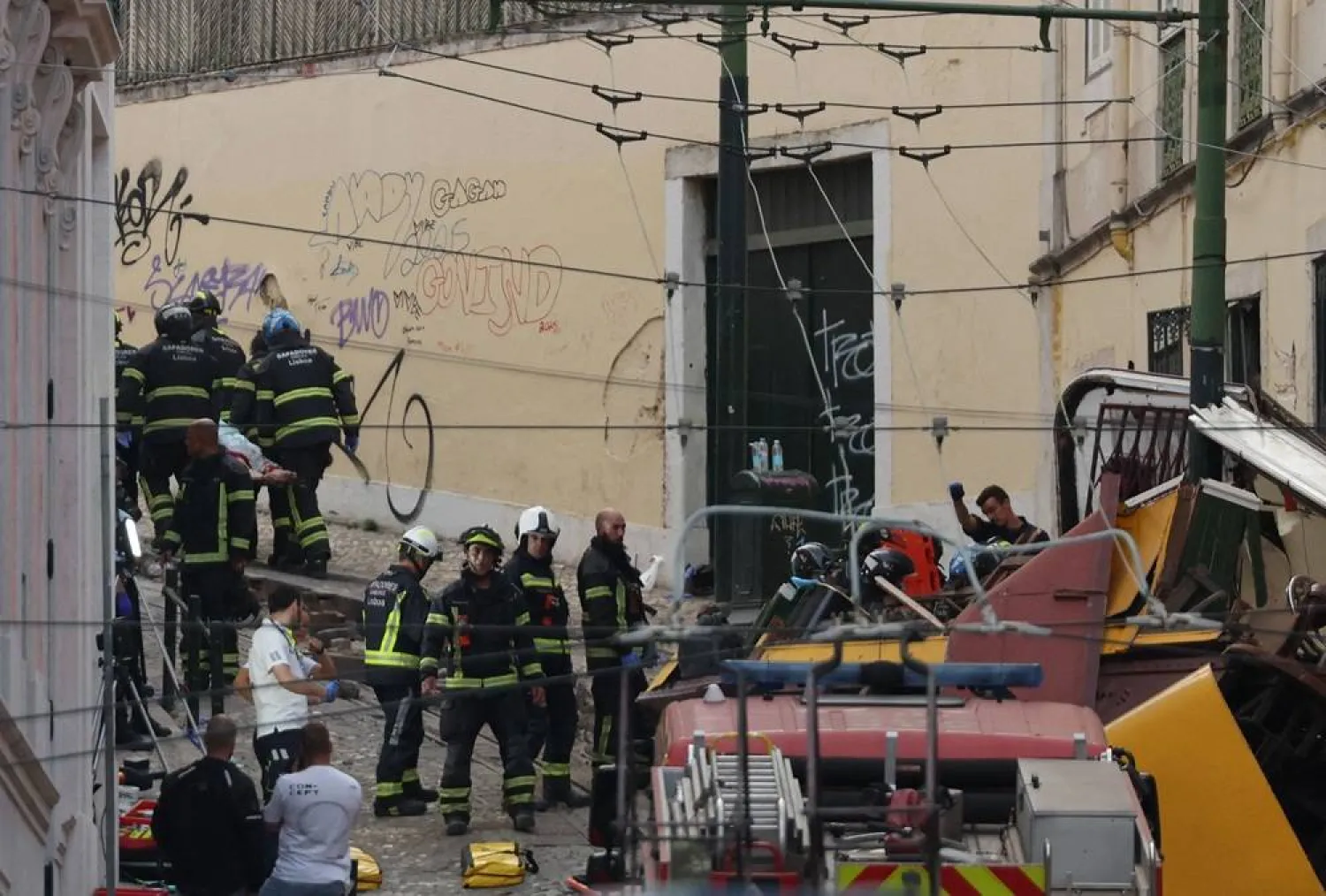 Firefighters allegedly carry a body (up,L) on a stretcher on the site of a funicular railway accident in Lisbon, on September 3, 2025. (AFP)