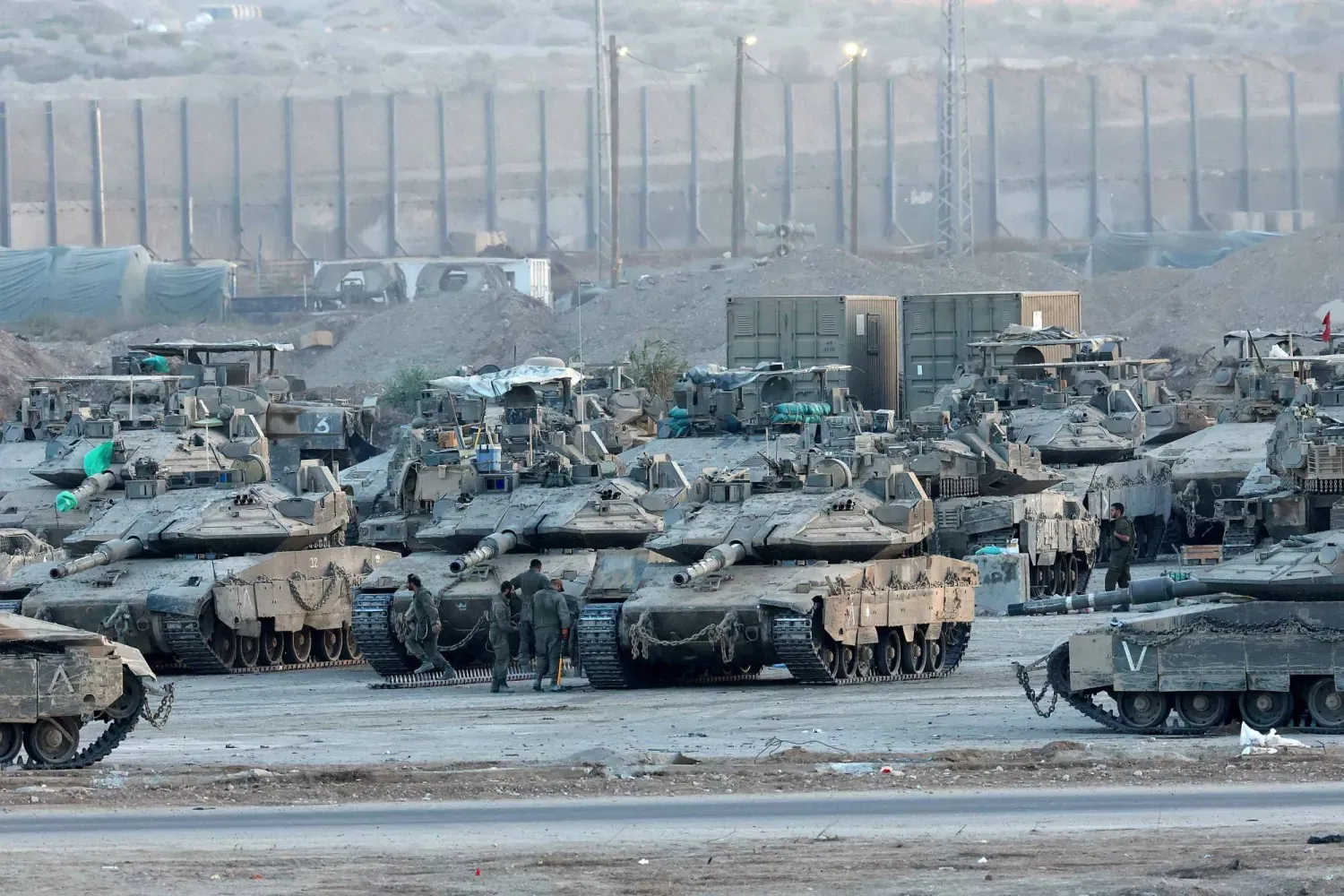 Gazze Şeridi sınırındaki İsrail tankları (AFP)