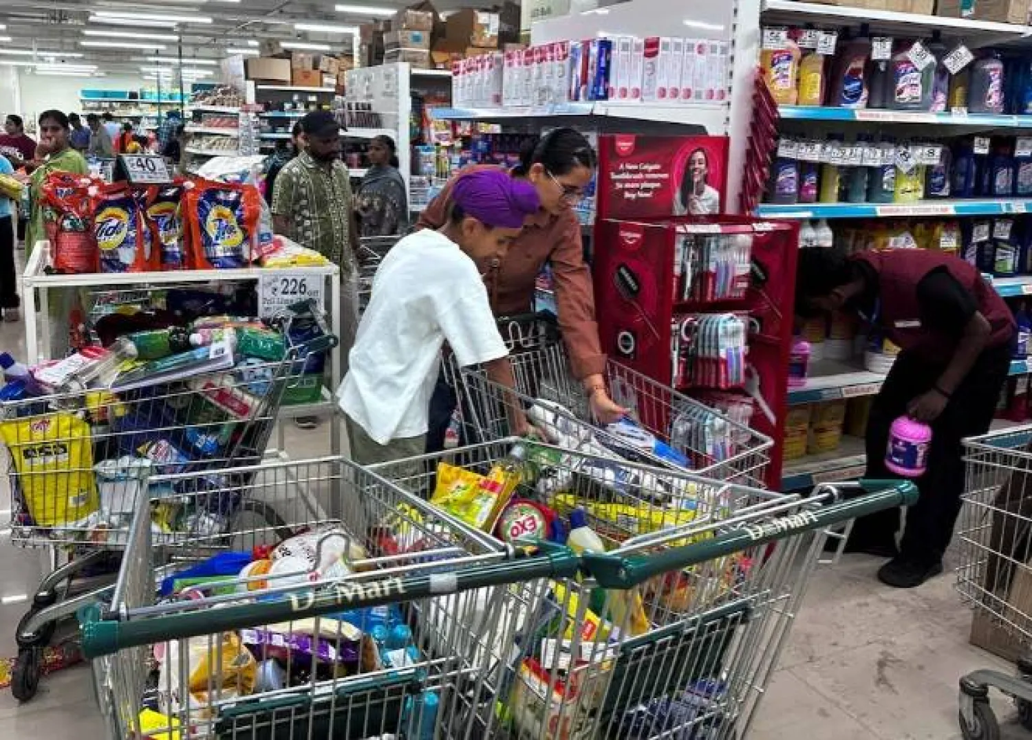 يتسوق الناس لشراء السلع الأساسية في سوبر ماركت بمدينة أمريتسار (رويترز)