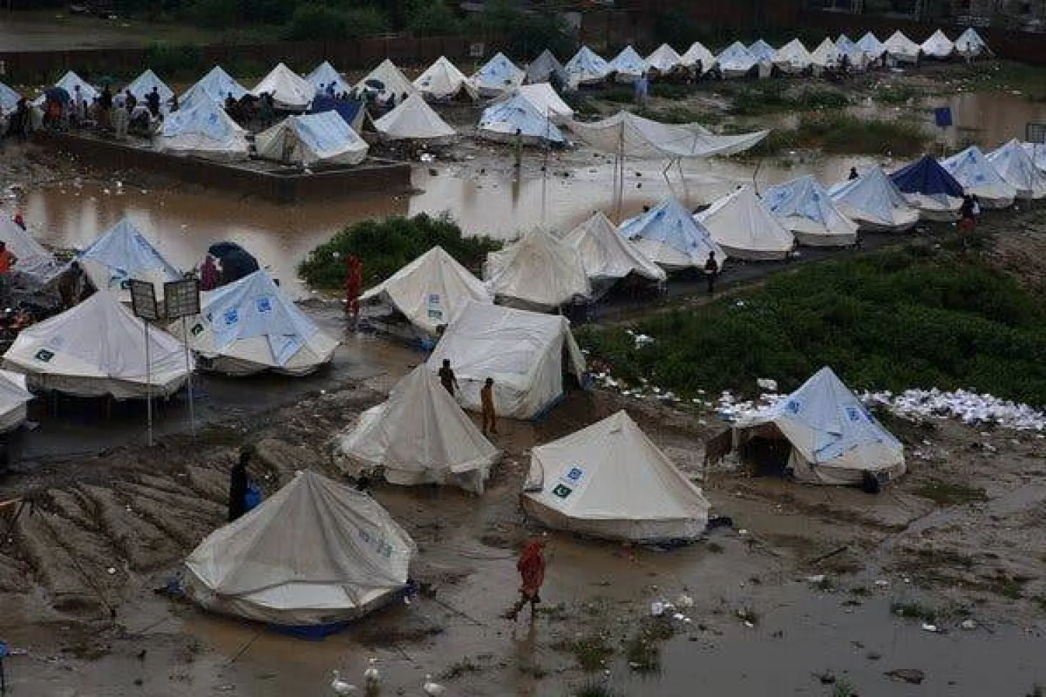 مخيم مؤقت للنازحين في تشونغ وهو مجتمع يقع على مشارف لاهور بباكستان وليس بعيداً عن الحدود الهندية (نيويورك تايمز)