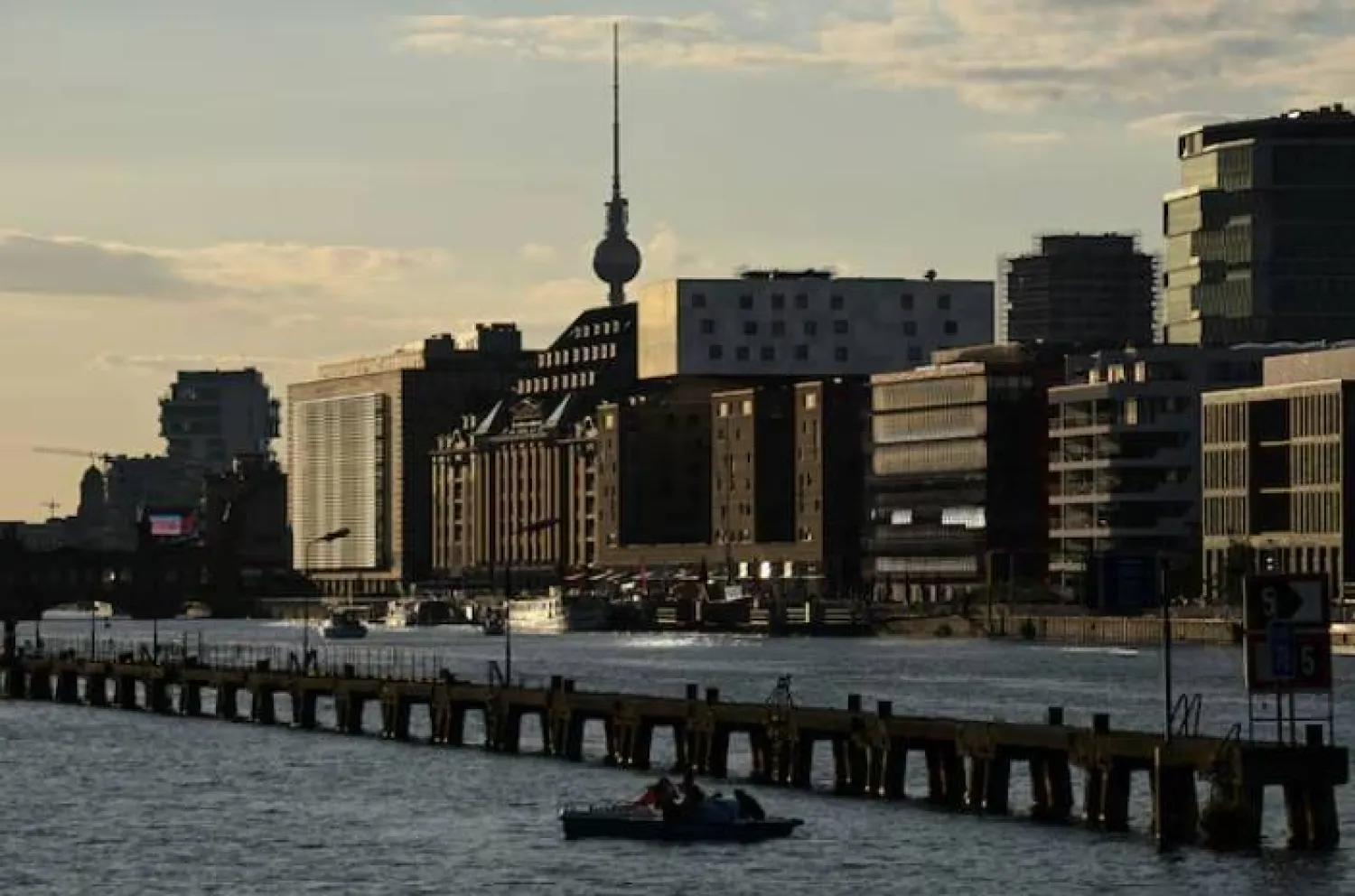 مبانٍ على ضفاف نهر شبري وبرج التلفزيون في برلين (رويترز)