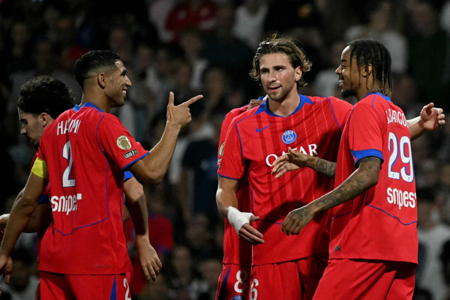 مدافع باريس سان جيرمان الأوكراني إيليا زابارني خلال مباراة الفريق ضد تولوز (أ.ف.ب)