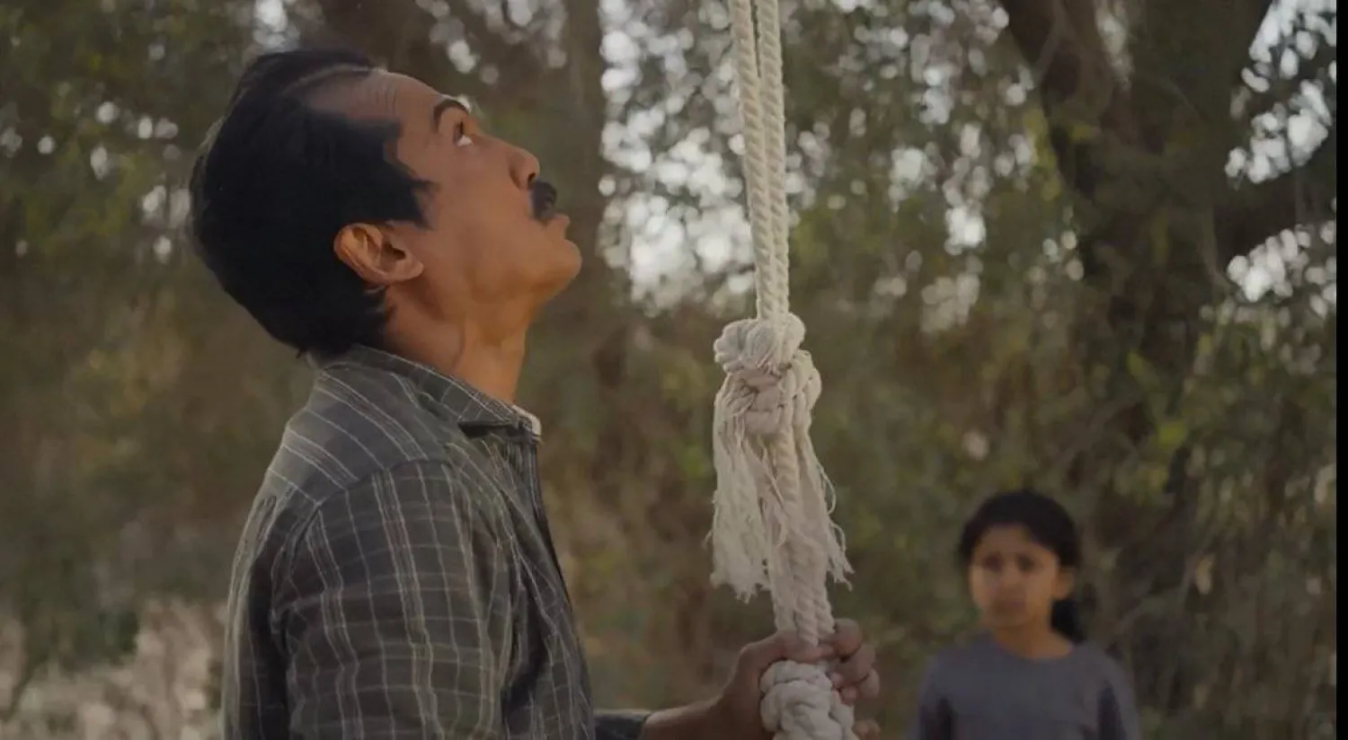 مشهد من المسلسل يُعذِّب فيه عبيد الطفلة (شاهد)