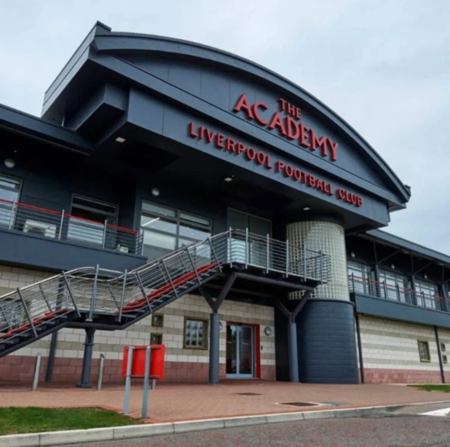 مبنى أكاديمية ليفربول (حساب الأكاديمية في «إكس»)