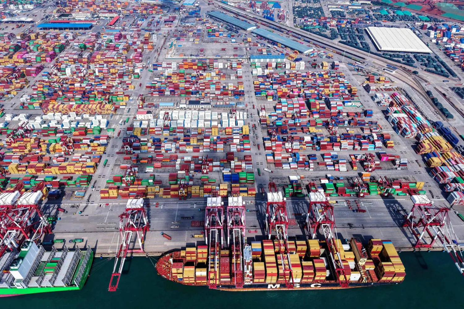 مشهد جوي من ميناء قوينغداو شرق الصين (أ.ف.ب)