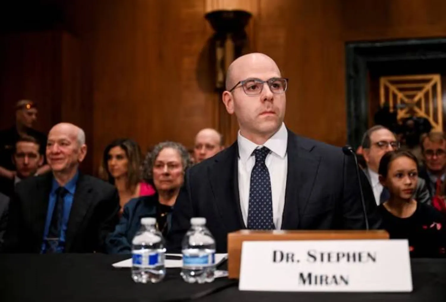 ستيفن ميران يدلي بشهادته أمام لجنة البنوك في مجلس الشيوخ الأميركي بواشنطن 27 فبراير 2025 (رويترز)
