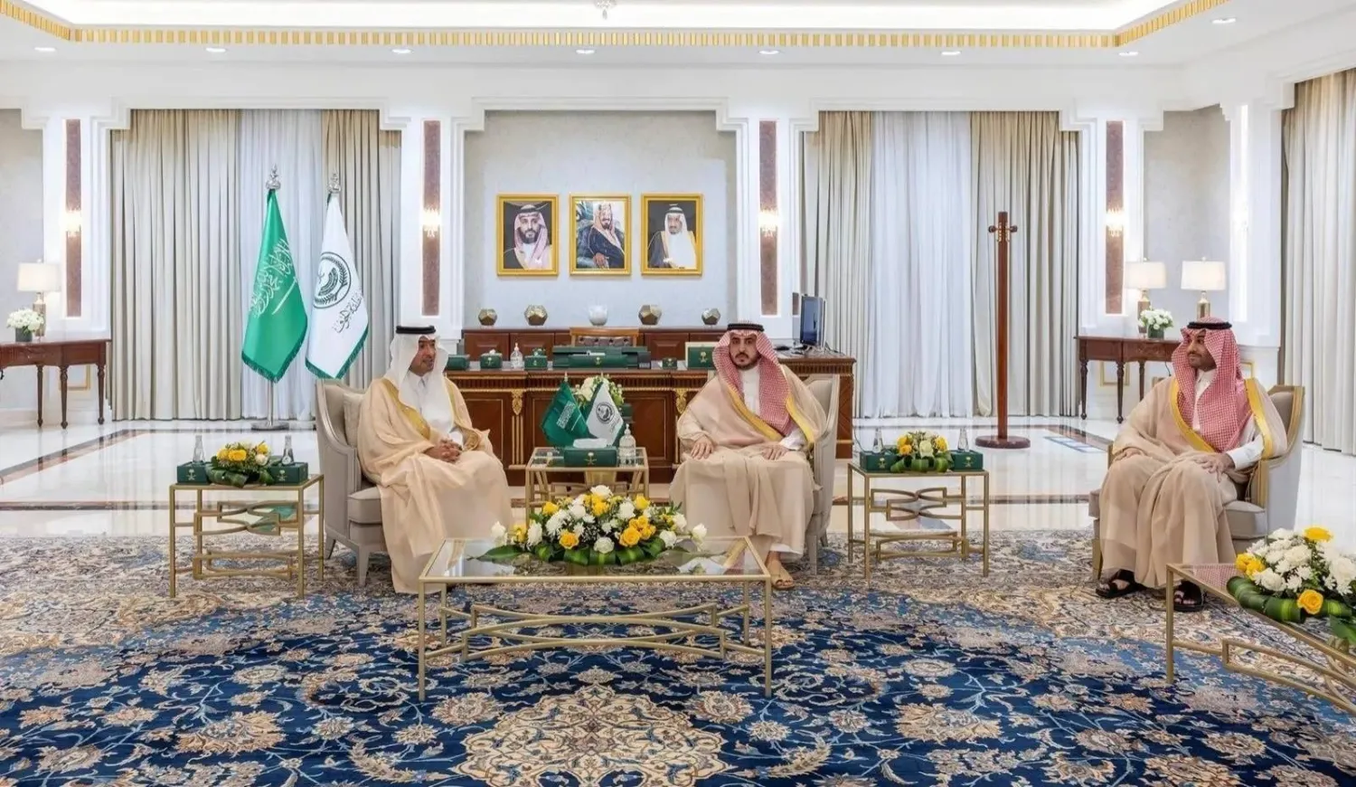 لقاء أمير منطقة الجوف مع وزير البلديات والإسكان في مقر الإمارة (الشرق الأوسط)