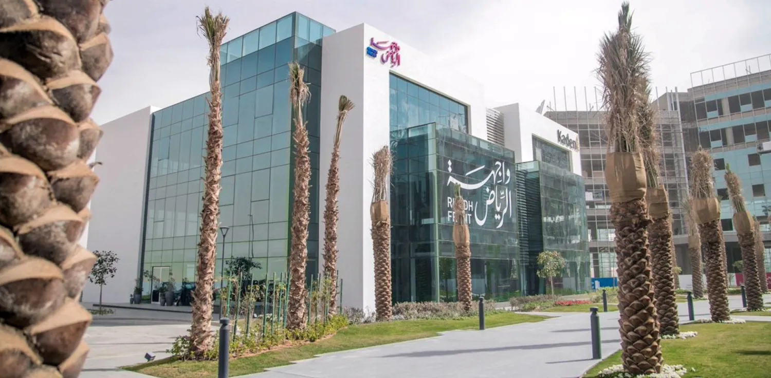 مبانٍ تحتوي على مكاتب تجارية في منطقة الأعمال بـ«واجهة روشن» في الرياض (روشن)
