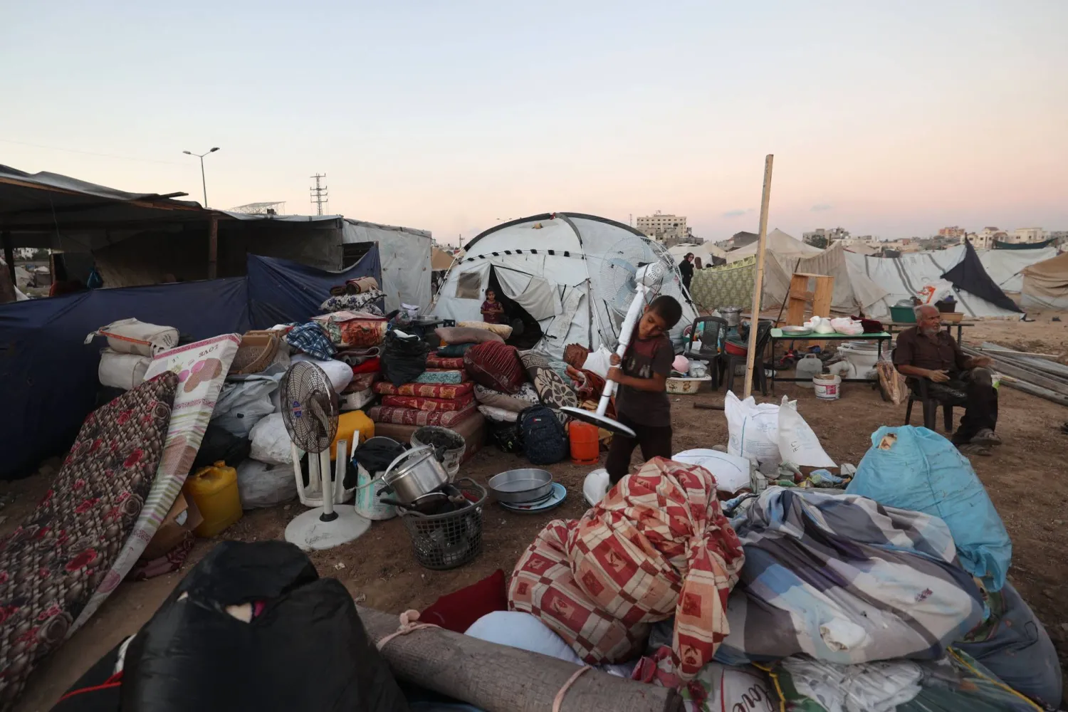 الإيجارات في غزة... رحلة شقاء جديدة يخوضها النازحون تحت القصف