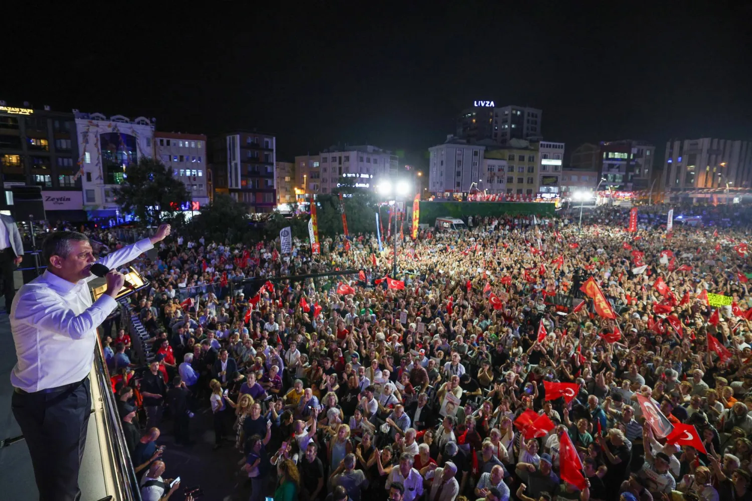 زعيم المعارضة التركية أوزغور أوزيل متحدثاً أمام تجمع حاشد لأنصار حزب الشعب الجمهوري في زيتين بورنو في إسطنبول ليل الأربعاء (حساب الحزب في إكس)