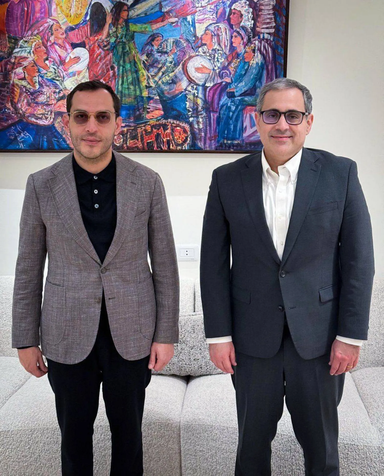 إبراهيم الدبيبة (يسار) في لقاء مع القائم بالأعمال الأميركي جيريمي برنت (السفارة الأميركية)