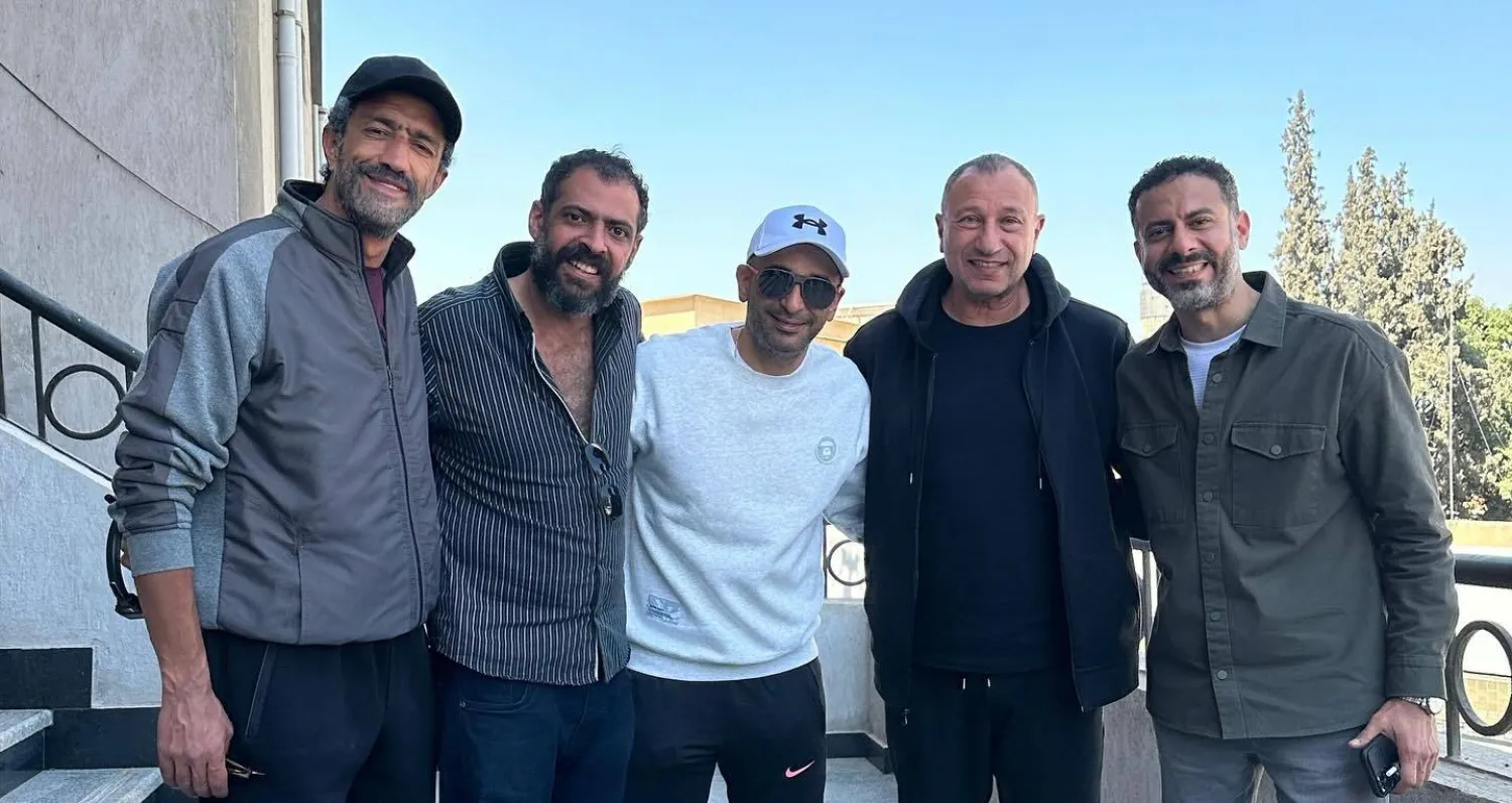 الحلفاوي في كواليس تصوير مسلسل كتالوج مع فريق العمل ورئيس النادي الأهلي (حسابه على فيسبوك)