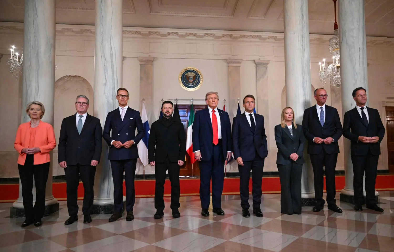 القادة الأوروبيون وأمين عام «حلف شمال الأطلسي» يتوسطهم الرئيس الأوكراني  خلال اجتماعهم مع الرئيس الأميركي دونالد ترمب في البيت الأبيض يوم 18 أغسطس الماضي (أ.ف.ب)