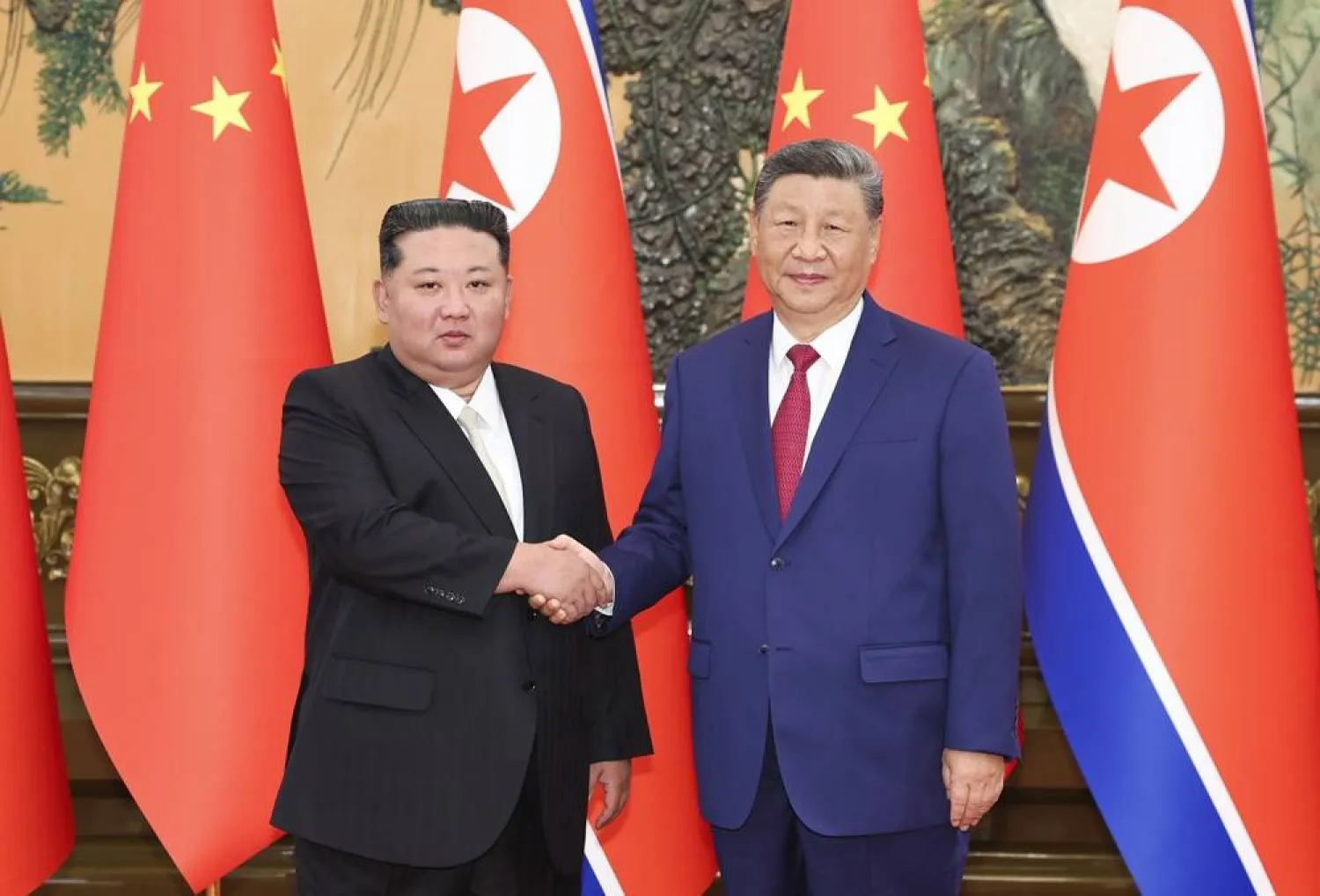  In this photo released by Xinhua News Agency, Chinese President Xi Jinping, right, poses for photos with North Korean leader Kim Jong Un at the Great Hall of the People in Beijing, China, Thursday, Sept. 4, 2025. (Huang Jingwen/Xinhua via AP) 
