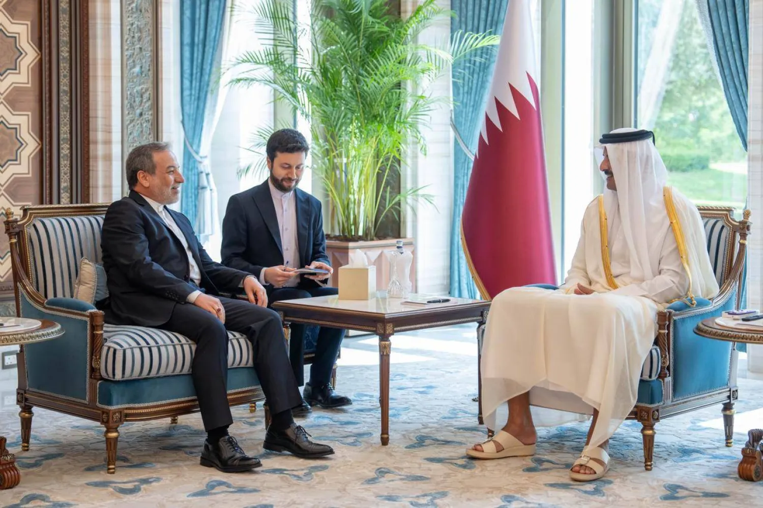 أمير قطر الشيخ تميم بن حمد مستقبِلاً وزير الخارجية الإيراني عباس عراقجي في قصر لوسيل الخميس (قنا)