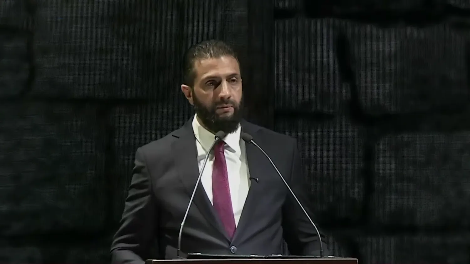 الرئيس السوري أحمد الشرع خلال حفل إطلاق صندوق التنمية السوري في قلعة دمشق (لقطة من فيديو) 