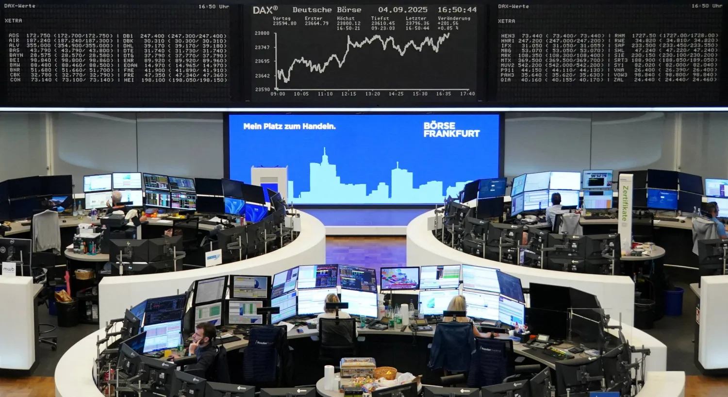 رسم بياني لمؤشر الأسهم الألماني «داكس» في بورصة فرانكفورت (رويترز)