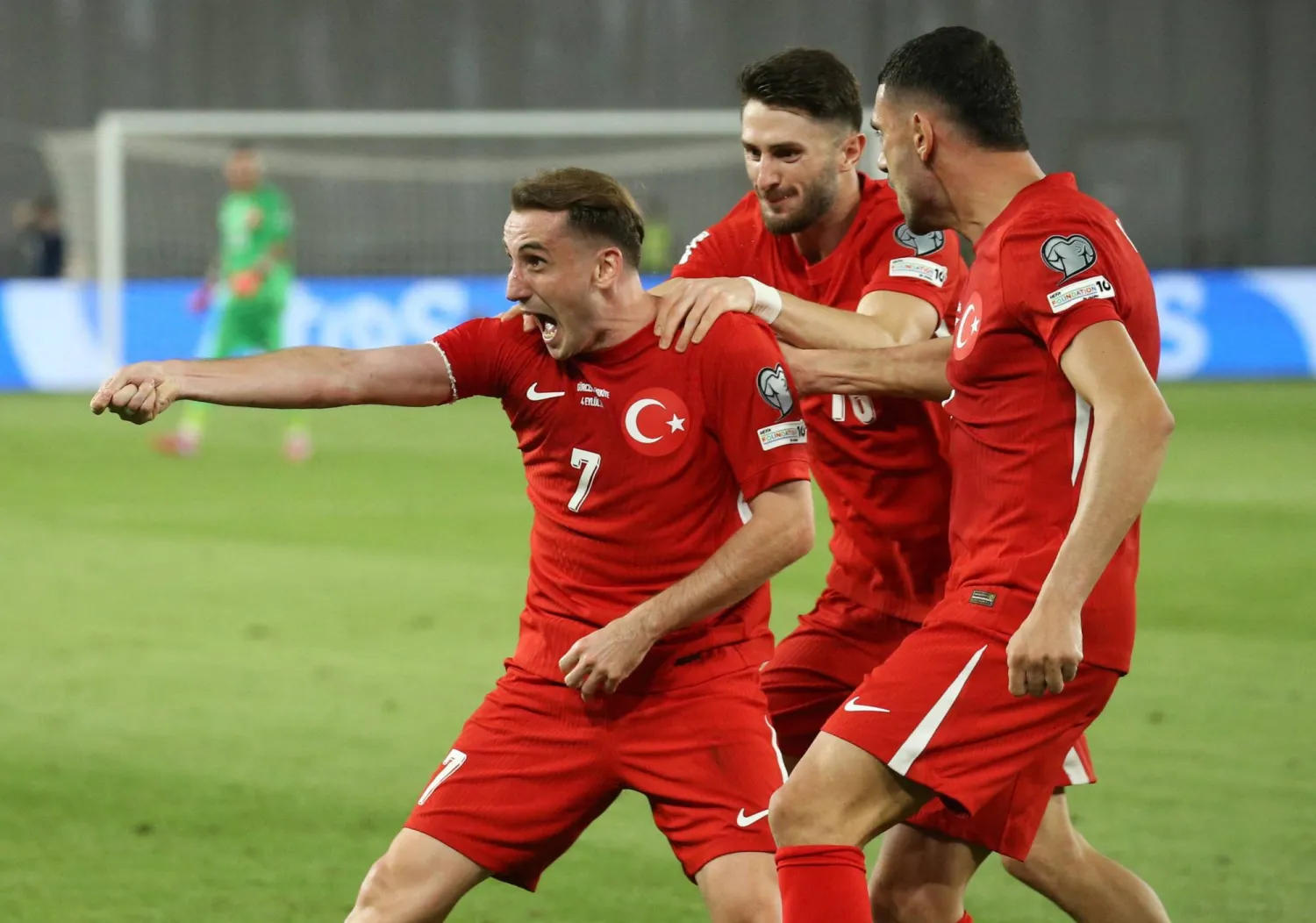 فرحة كريم أكتوركوغولو بتسجيل الهدف الثالث لمنتخب تركيا (رويترز)